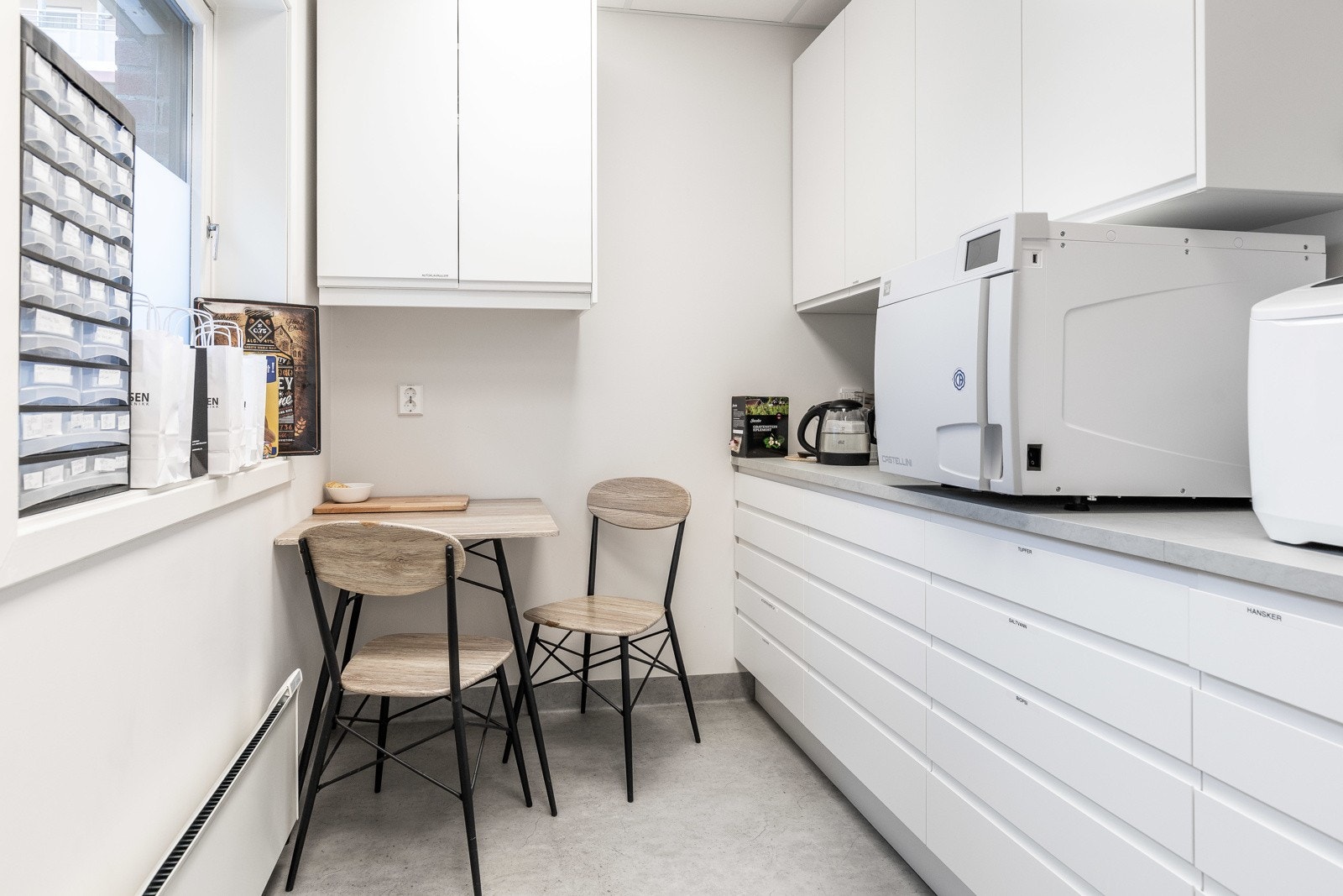 Spiserommet er lyst og trivelig med plass til frokostbord under et veggskap innerst i rommet. Galleribilde