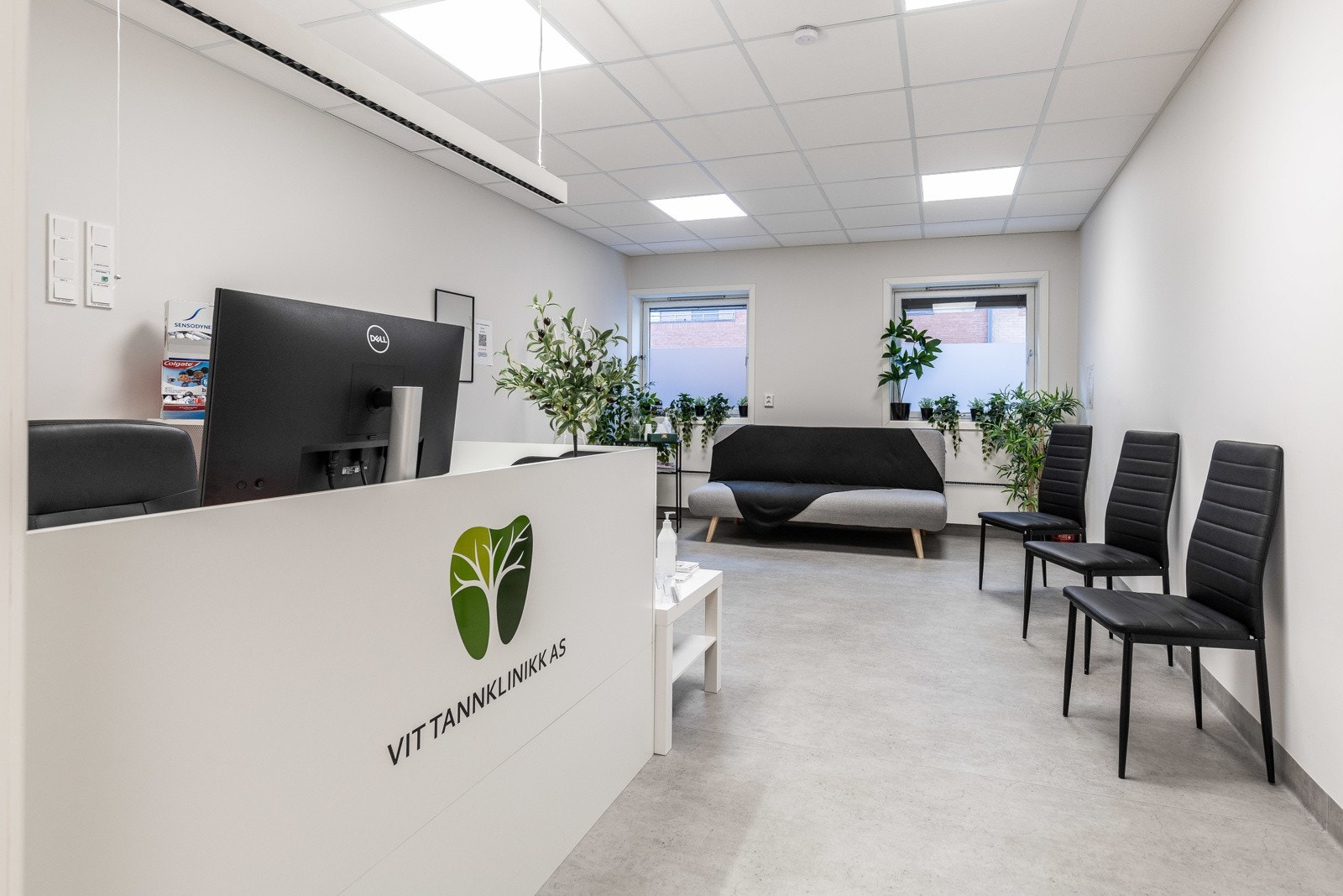 Lokalene ble innredet som tannlegekontorer i 2023 og har lettstelte, lyse overflater med gulvbelegg, hvitmalte veggflater og god ledbelysning i himlingene. Galleribilde