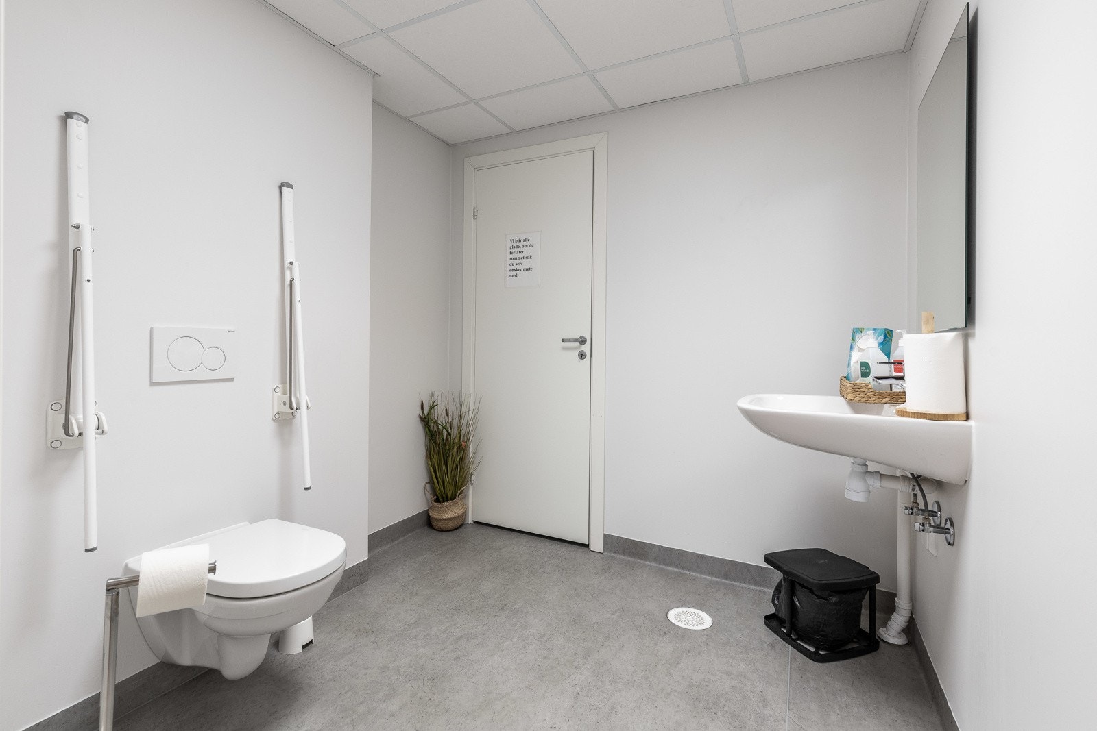 Handicaptoalettet er romslig og lettstelt, utstyrt med veggmontert toalett, nedfellbare håndtak på sidene av toalettet, speil og servant. Galleribilde