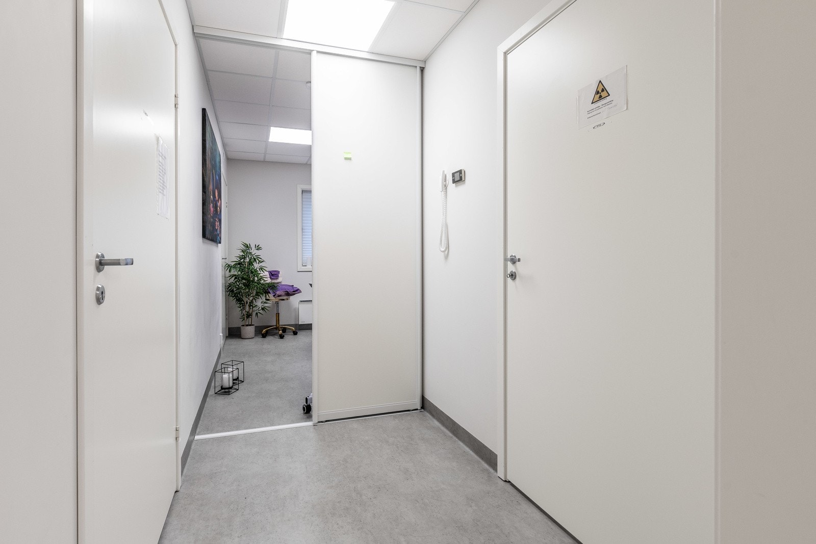 Det er gode vindusflater som bidrar med friskt dagslys i alle behandlingsrommene, resepsjonen og spiserommet. Galleribilde