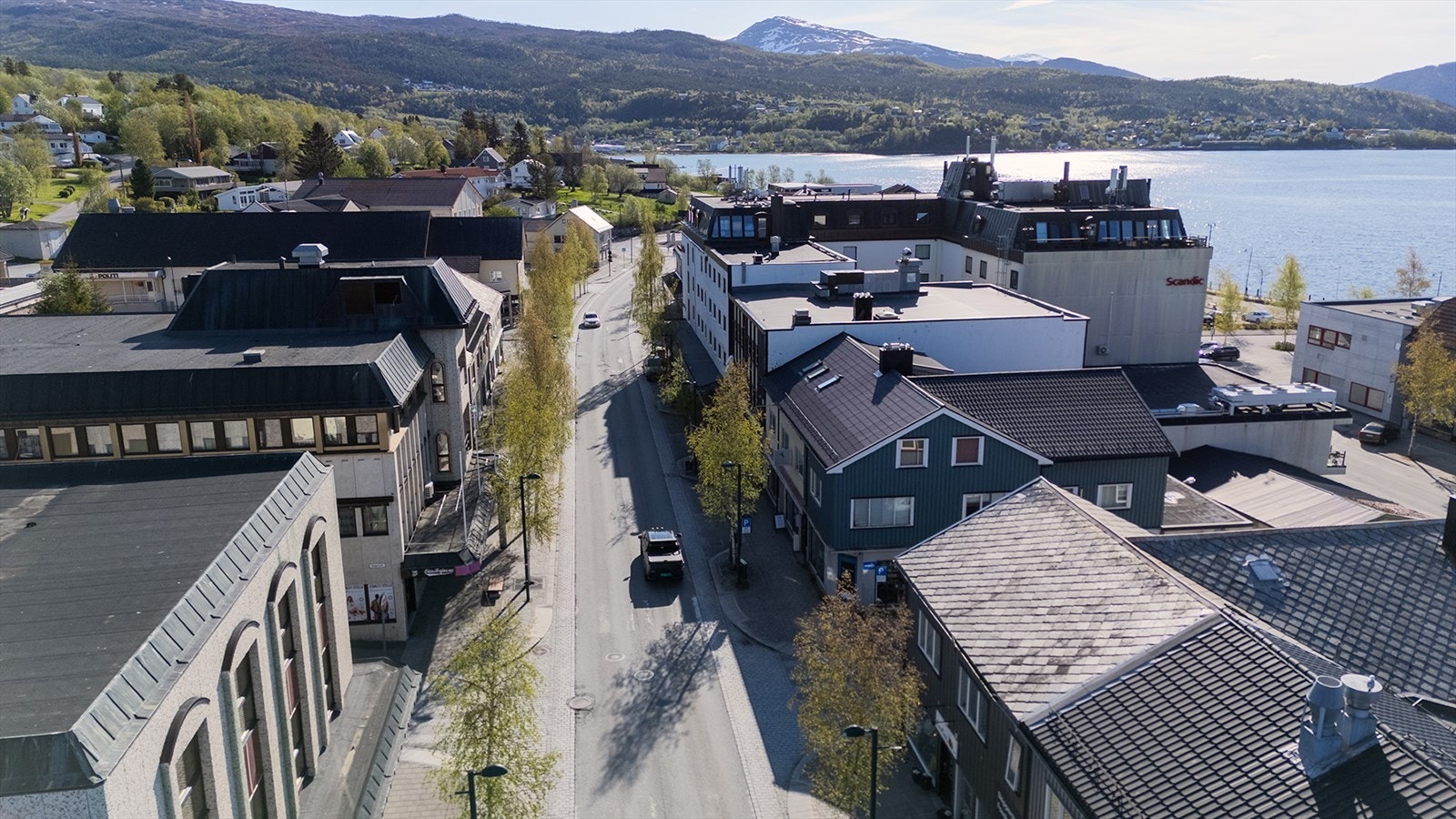 Eiendommen har en sentral beliggenhet i Fauske sentrum, avgrenset av Storgata, Sjøgata og Skippergata. Med fasade mot både front og hjørne langs E6, har eiendommen god synlighet fra hovedveien og enkel adkomst fra omkringliggende gater. Galleribilde