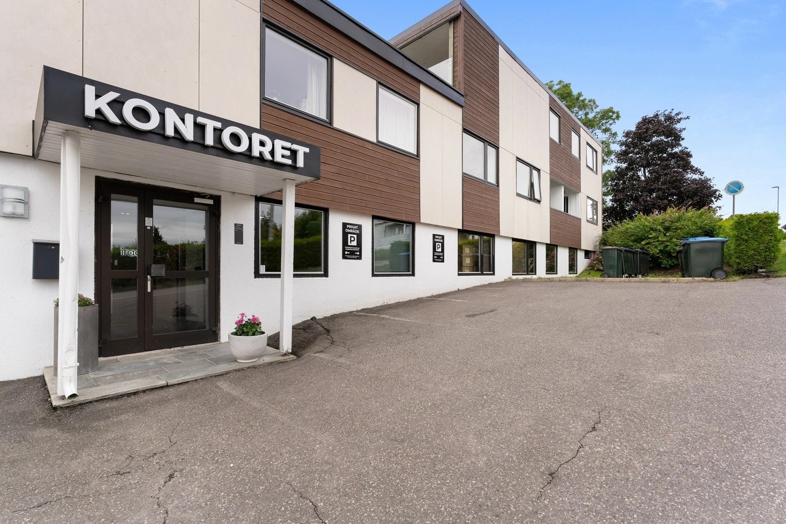 Felles Inngang fra gate "KONTORET". Praktisk første etasje. Galleribilde