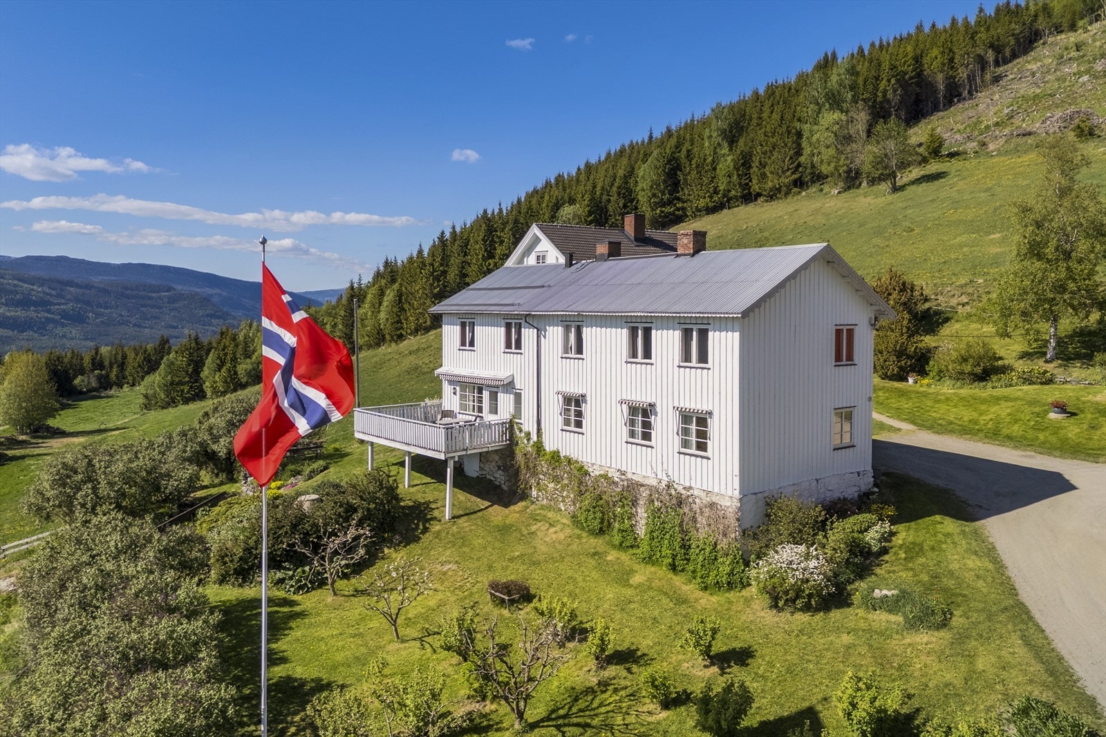 Både hovedhuset og sidebygningen er store og innholdsrike med god plass Galleribilde