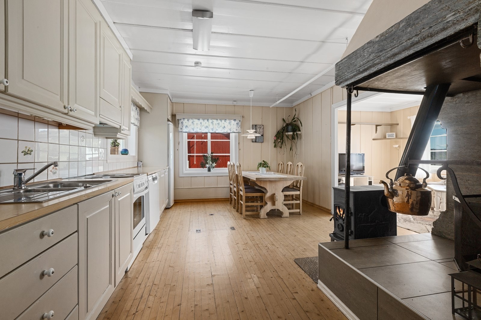 Kjøkken med åpen gruve i sidebygningen Galleribilde