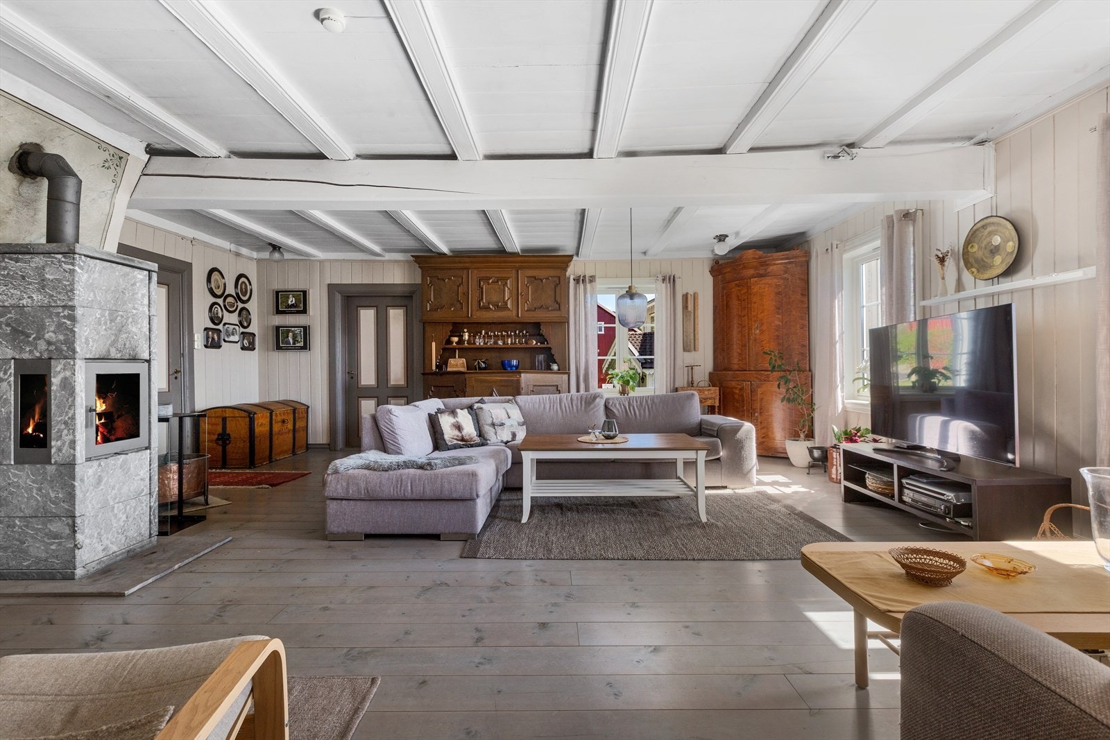 Det er flere stuer i 1 etasje i våningshuset Galleribilde