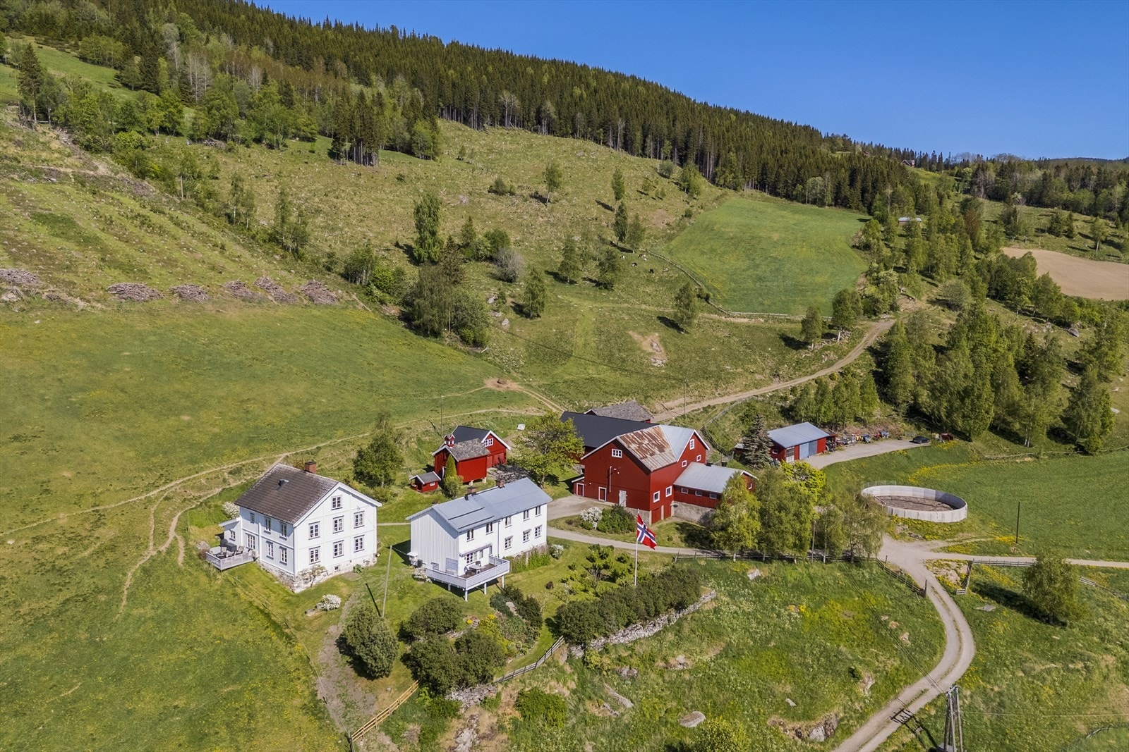 Her kommer du til en velholdt gård i full produksjon som ligger helt for seg selv Galleribilde