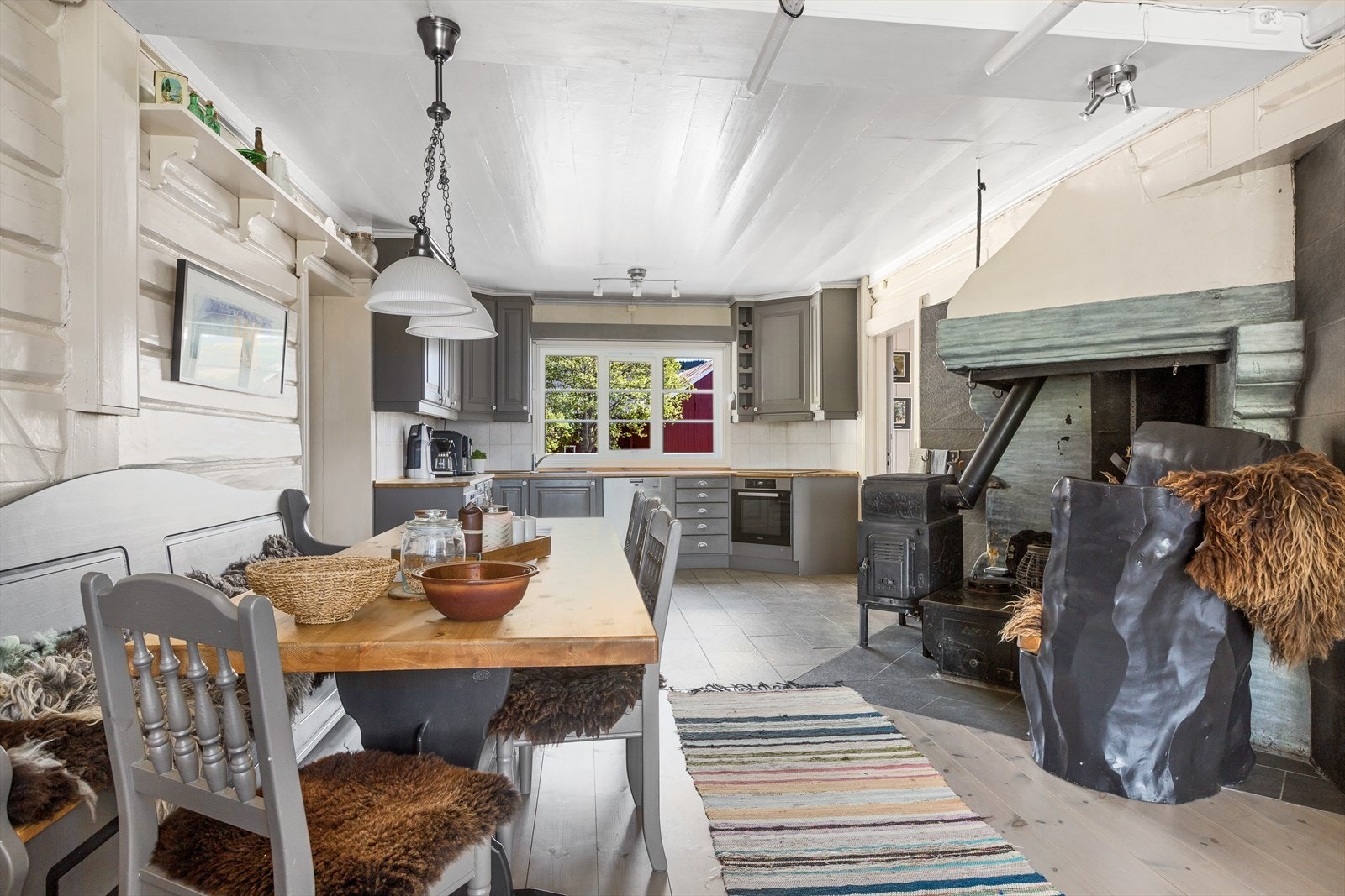 Kjøkkenet har en herlig atmosfære Galleribilde