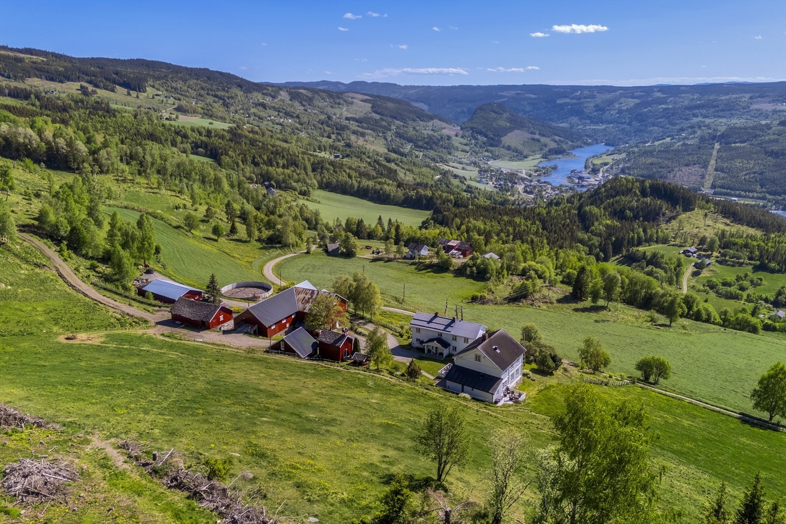Eiendommen ligger på østsiden av Gudbrandsdalslågen Galleribilde
