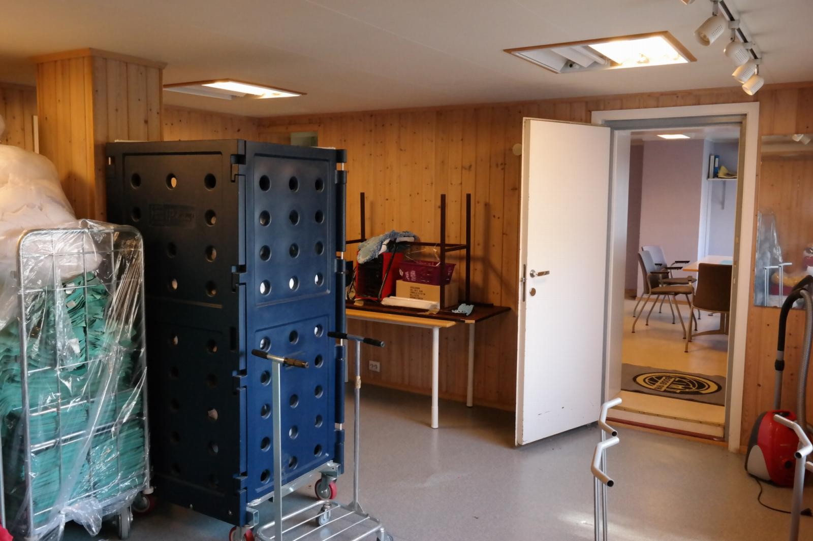Gang, toaletter mot spiserom. Galleribilde