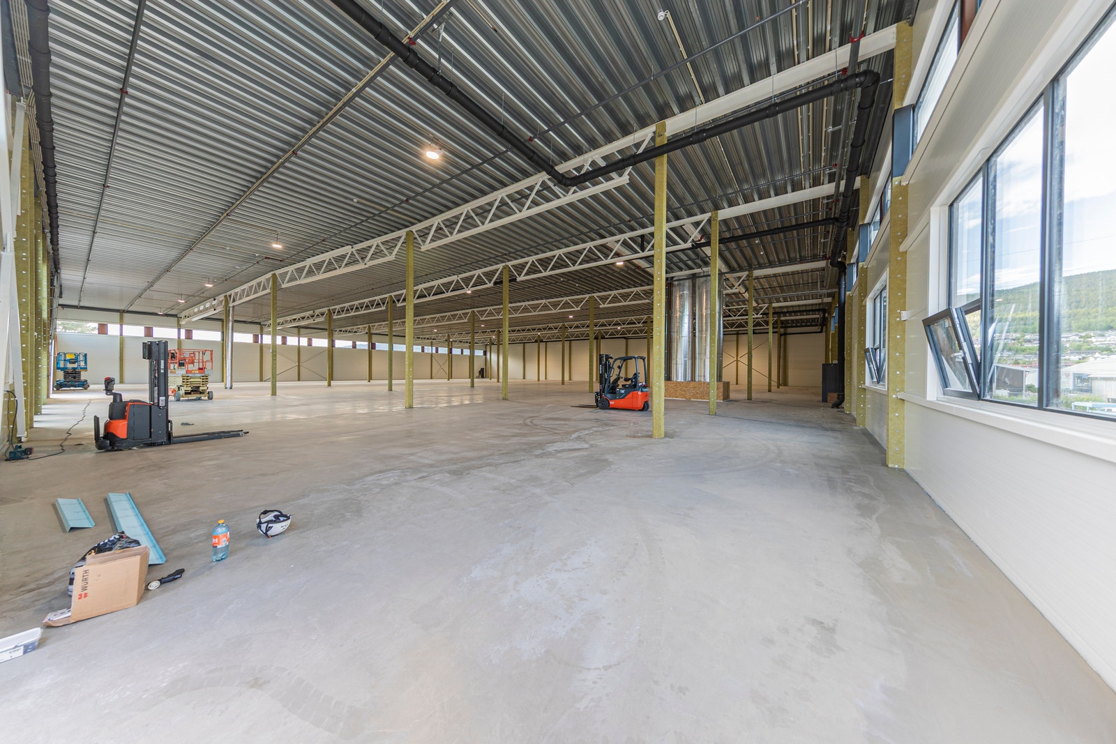 Lokalet fremstår i dag som et stort lagerareal, og kan tilpasses den enkelte leietaker etter behov. Galleribilde