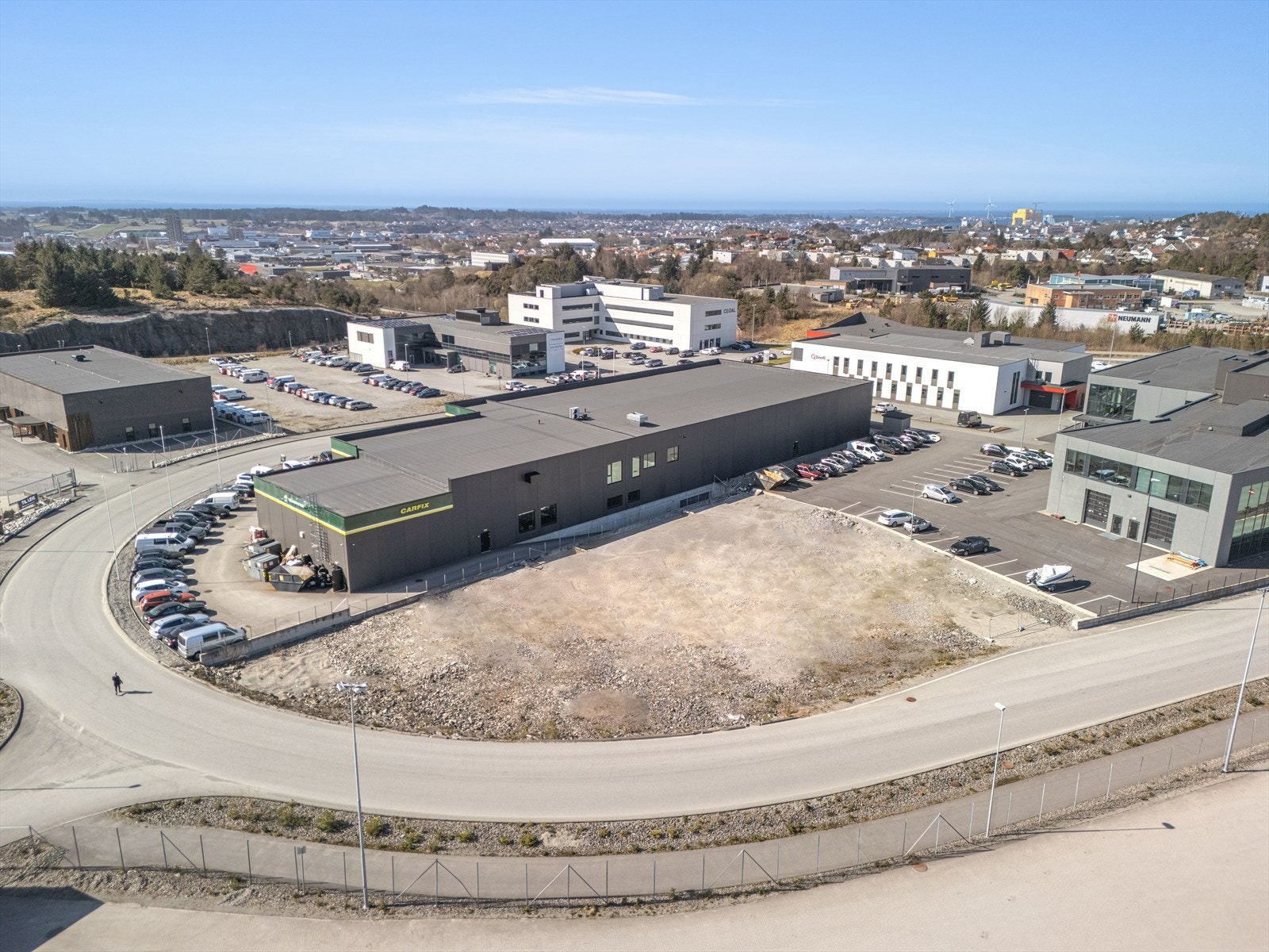 Tomten er på 2.295 m2. Grovplanert tomt. Galleribilde