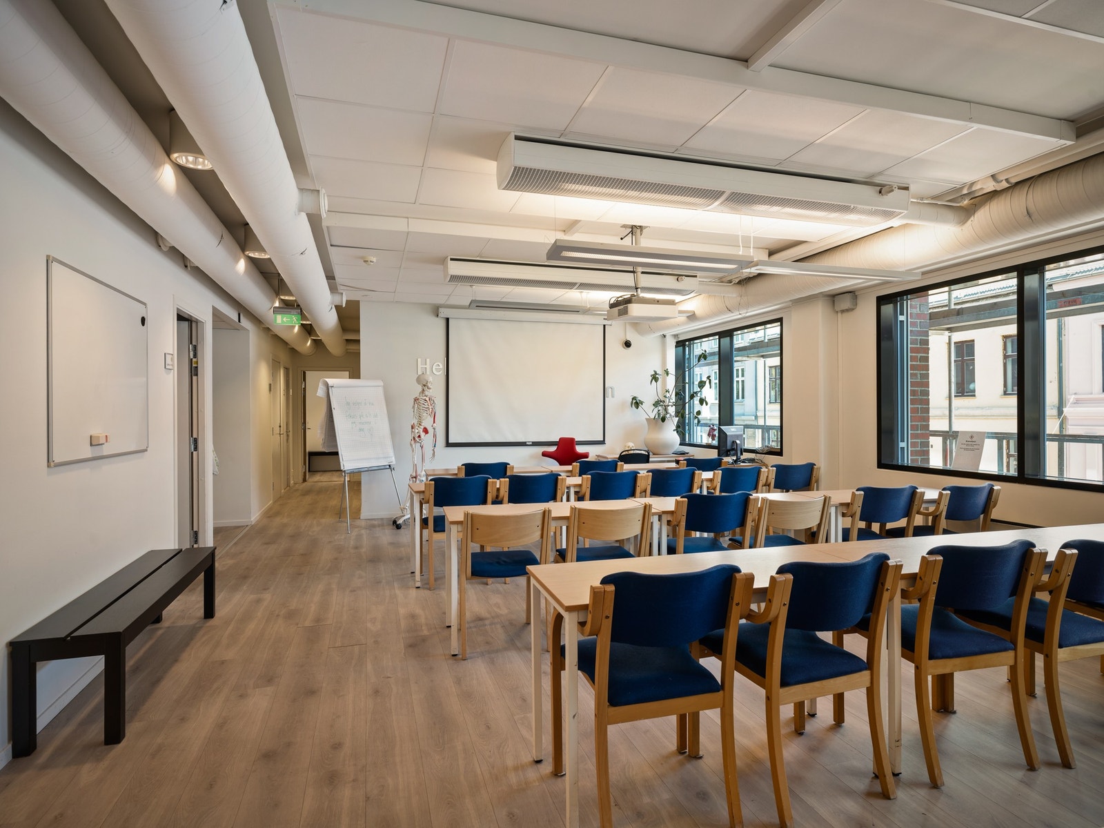 Kursrom, undervisningsrom og mulighet for spiseområde. Lag lokalet slik dere ønsker det. Galleribilde