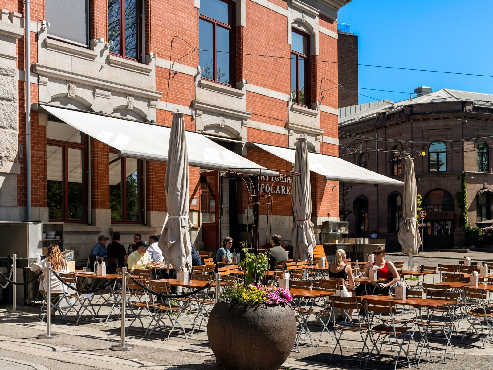 Nyt en bedre middag eller bare en kopp kaffe hos Trattoria Popolare. Galleribilde