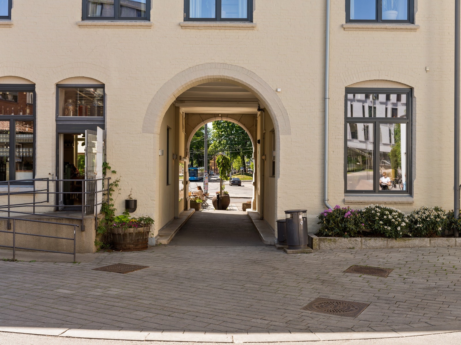 Flotte passasjer i begge ender av Schouskvartalet. Innenfor er det rolig og hyggelig med spiseområder og folk som spaserer igjennom. Galleribilde