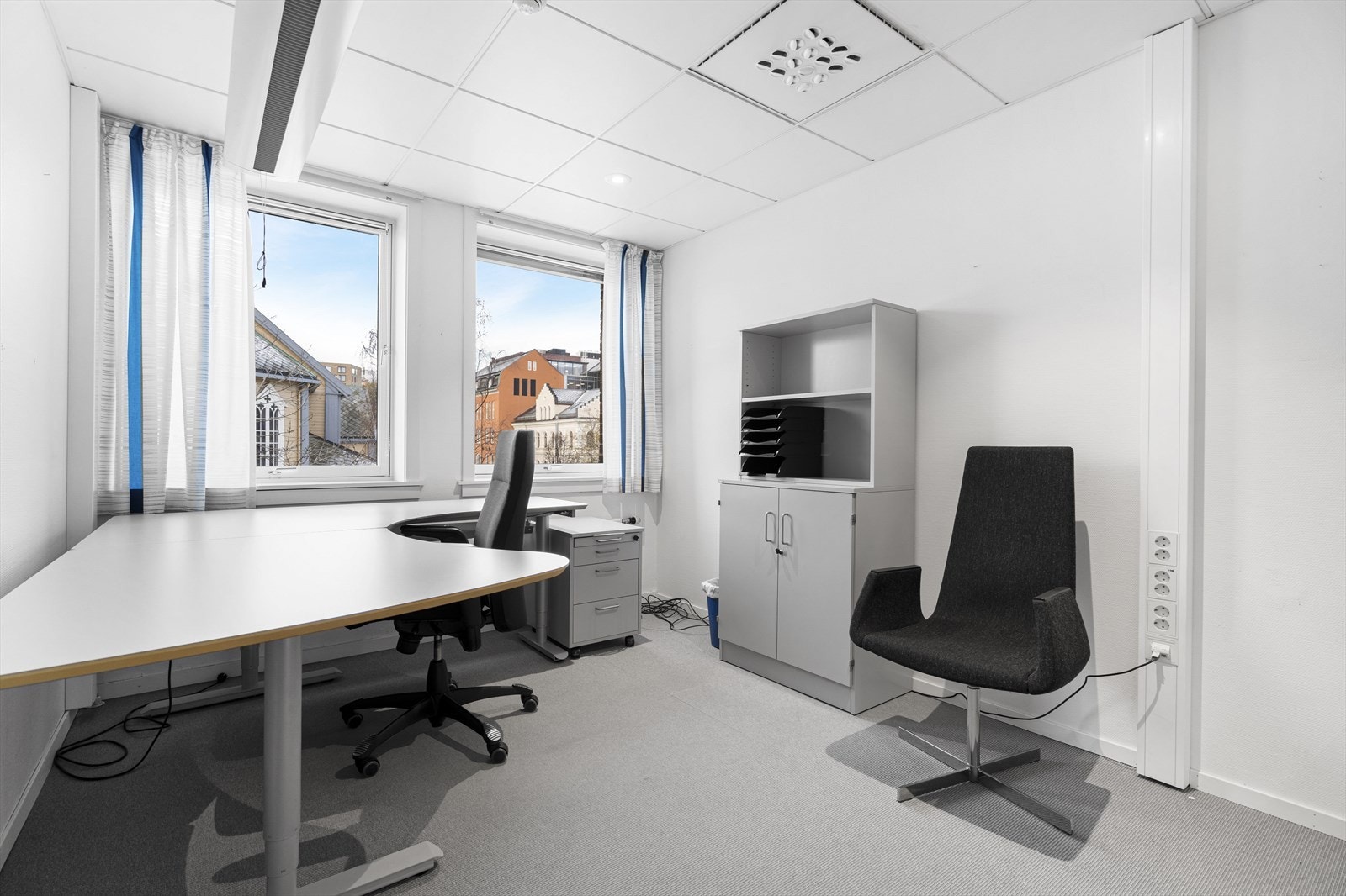 Cellekontor med utsikt mot Tromsø Domkirke Galleribilde