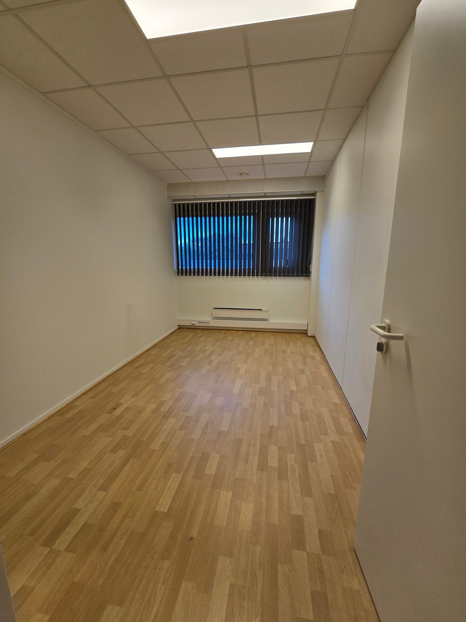 1. etasje: kontor på 8.9 kvm. Galleribilde