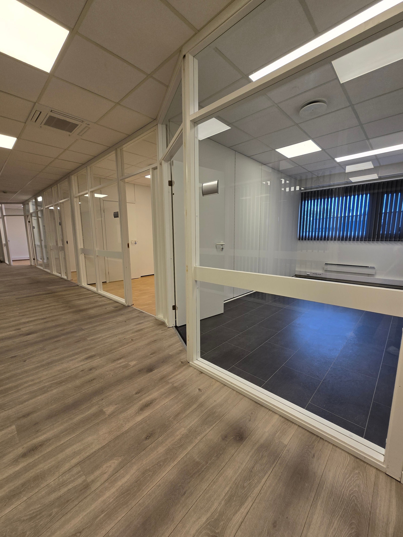 1. etasje: deler av fellesområde samt kontor på 12.9 kvm. Galleribilde