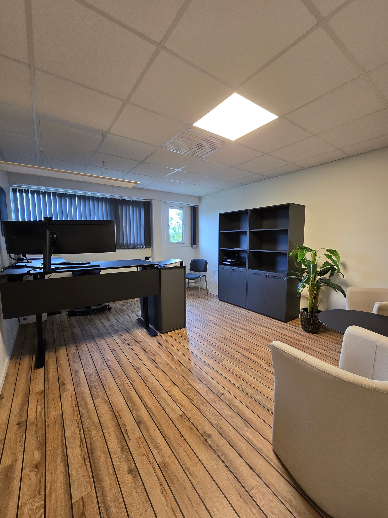 Ett av 8 kontorer i 2. etasje. Dette kontoret kan vurderes utleid med møbler om ønskelig. Kontoret på bildet er 25 kvm. Galleribilde