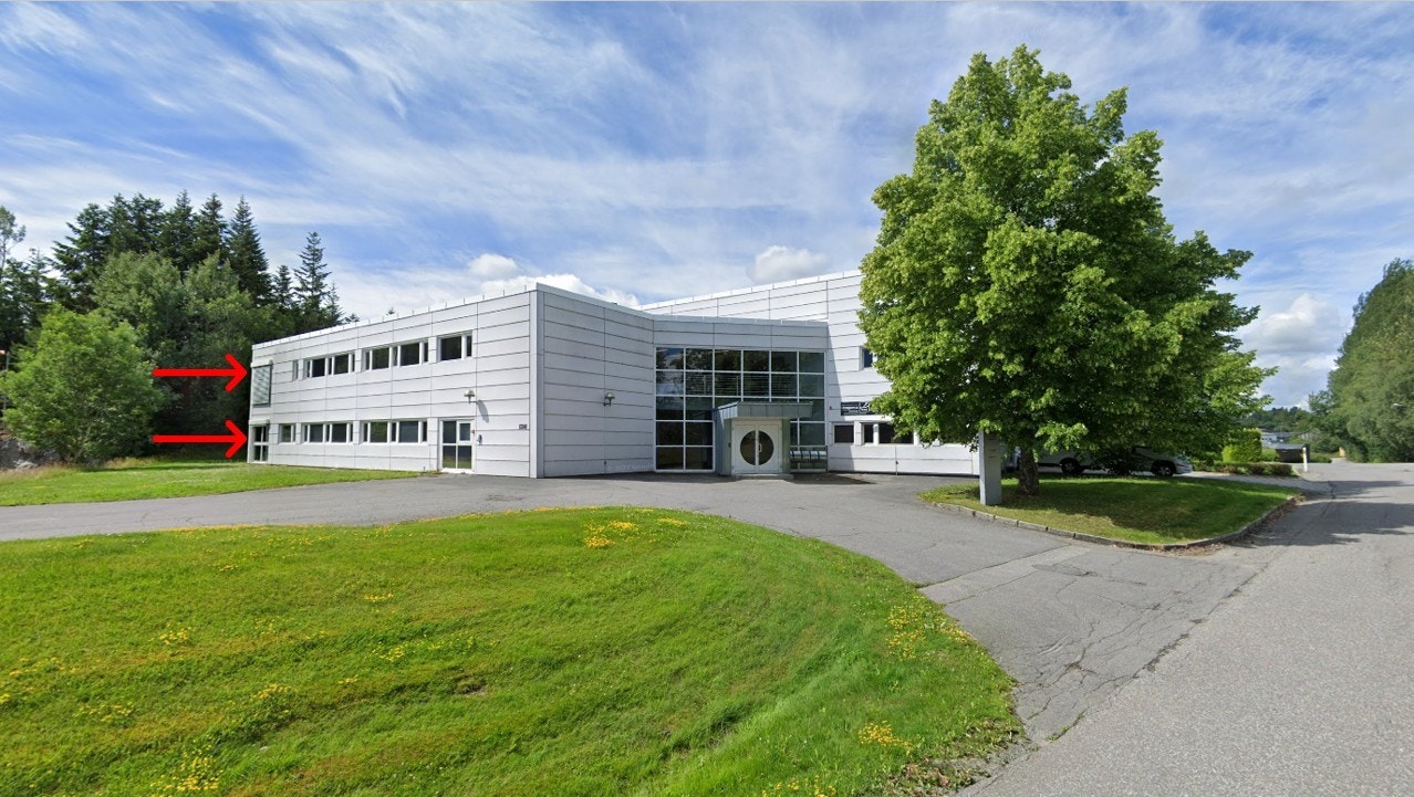 Det er rekken med kontorer i første og andre etasje av bygget her, markert med pil, som står tomme og vurderes utleid Galleribilde