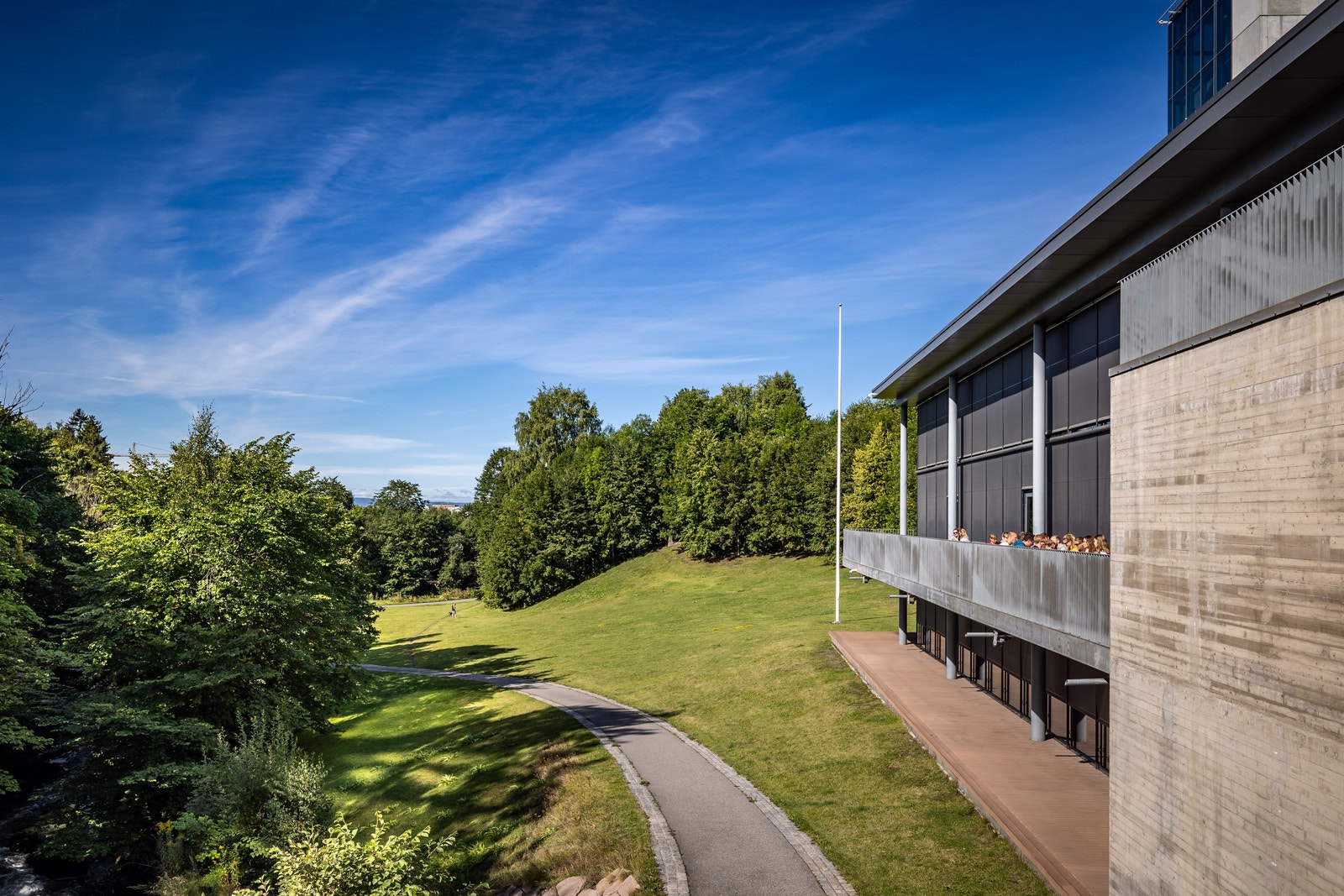 Flott terrasse i tilknytning personalrestaurant. Galleribilde