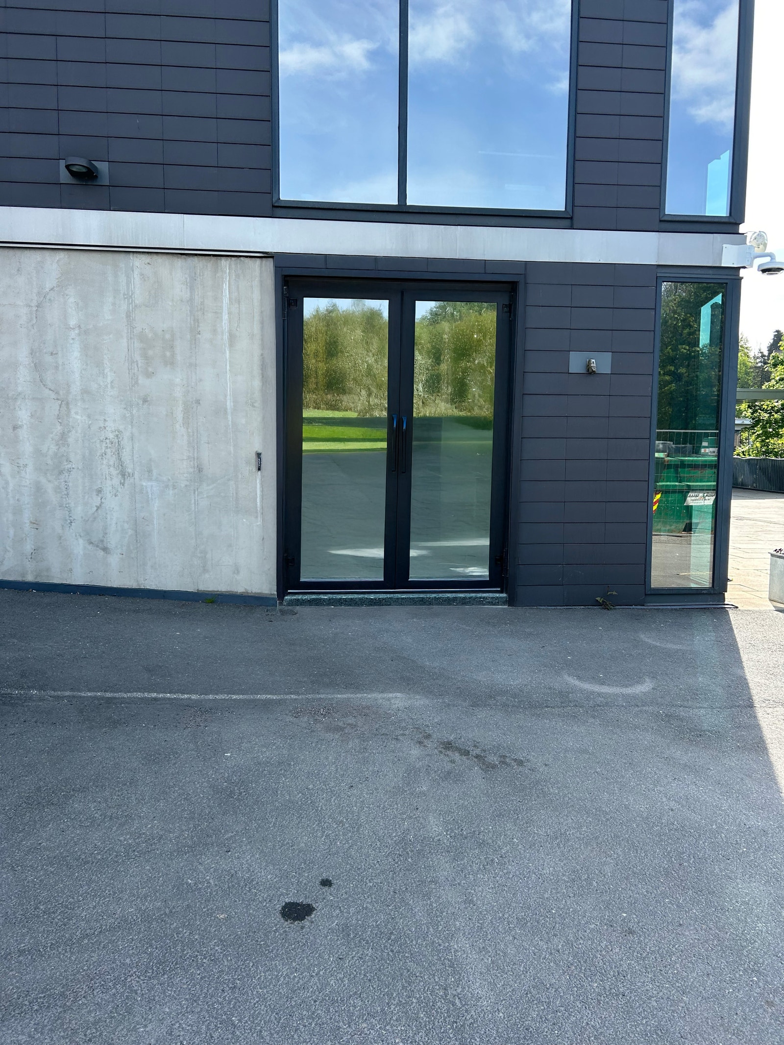 I tillegg til hovedinngangen har dette lokalet en egen inngang. Bilvei helt frem hvis det skulle være nødvendig med noe av- og pålessing av varer. Galleribilde