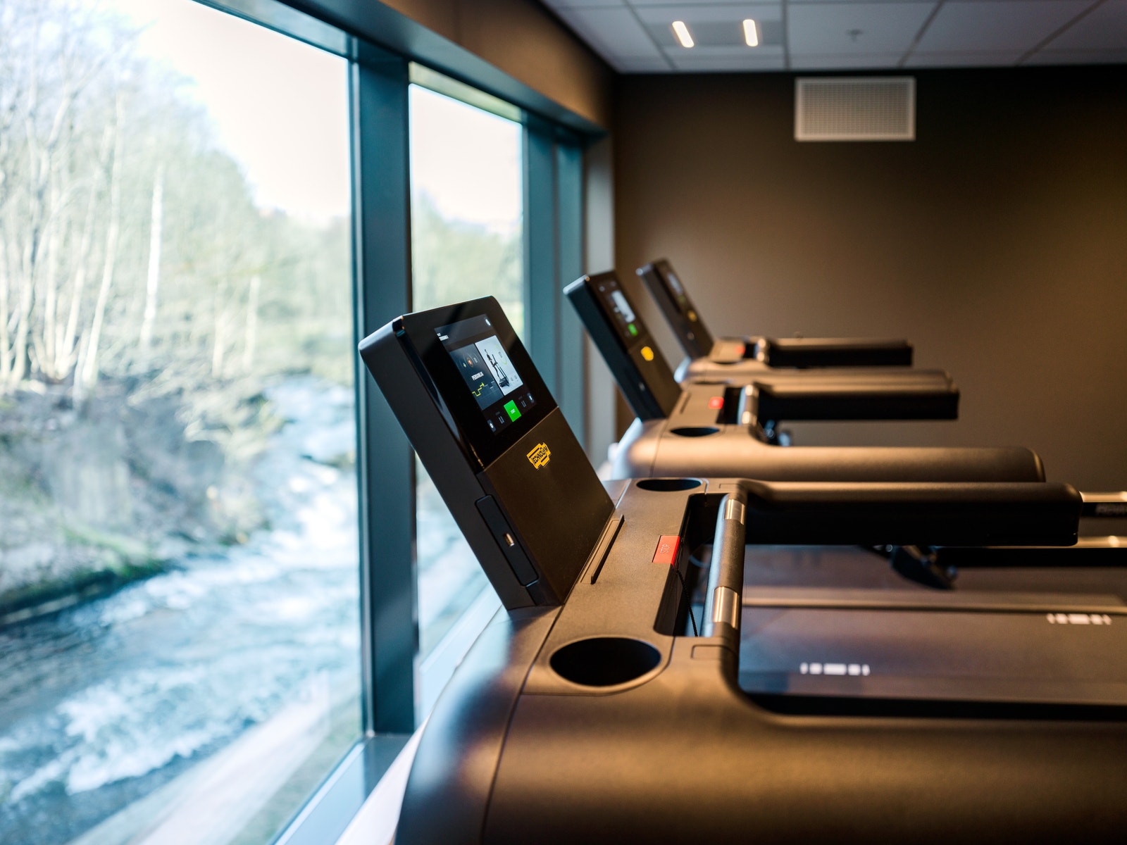 Treningsrom med utsikt mot Alnaelva Galleribilde