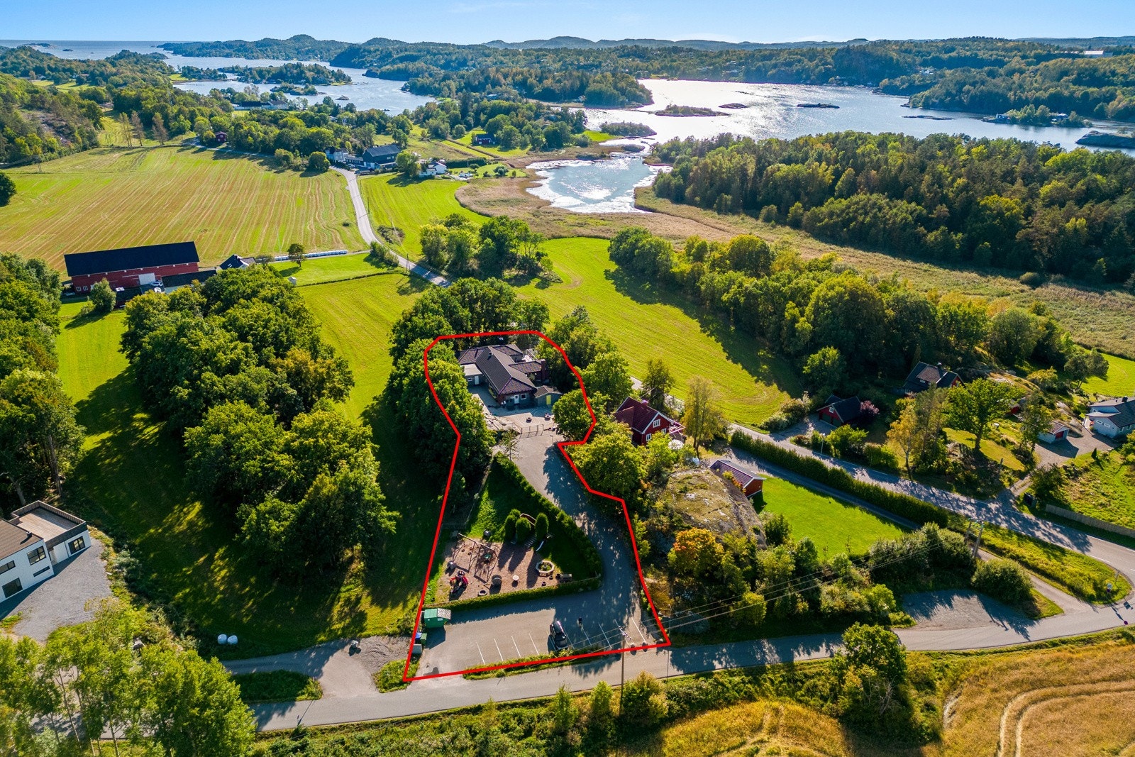 Idyllisk beliggenhet på Østerøya med kort vei til sjø, badestrand og fine turmuligheter. Galleribilde