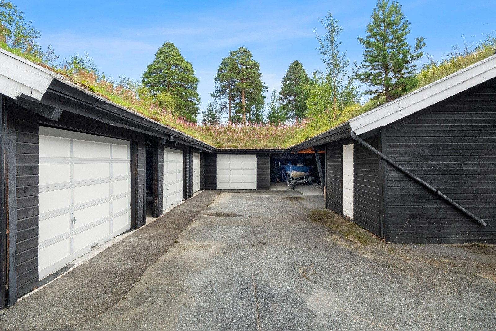 Stor oppstillingsplass med 5 garasjer. Galleribilde