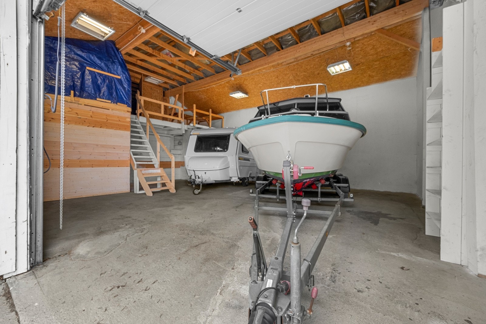 Stort verksted med leddport. Galleribilde