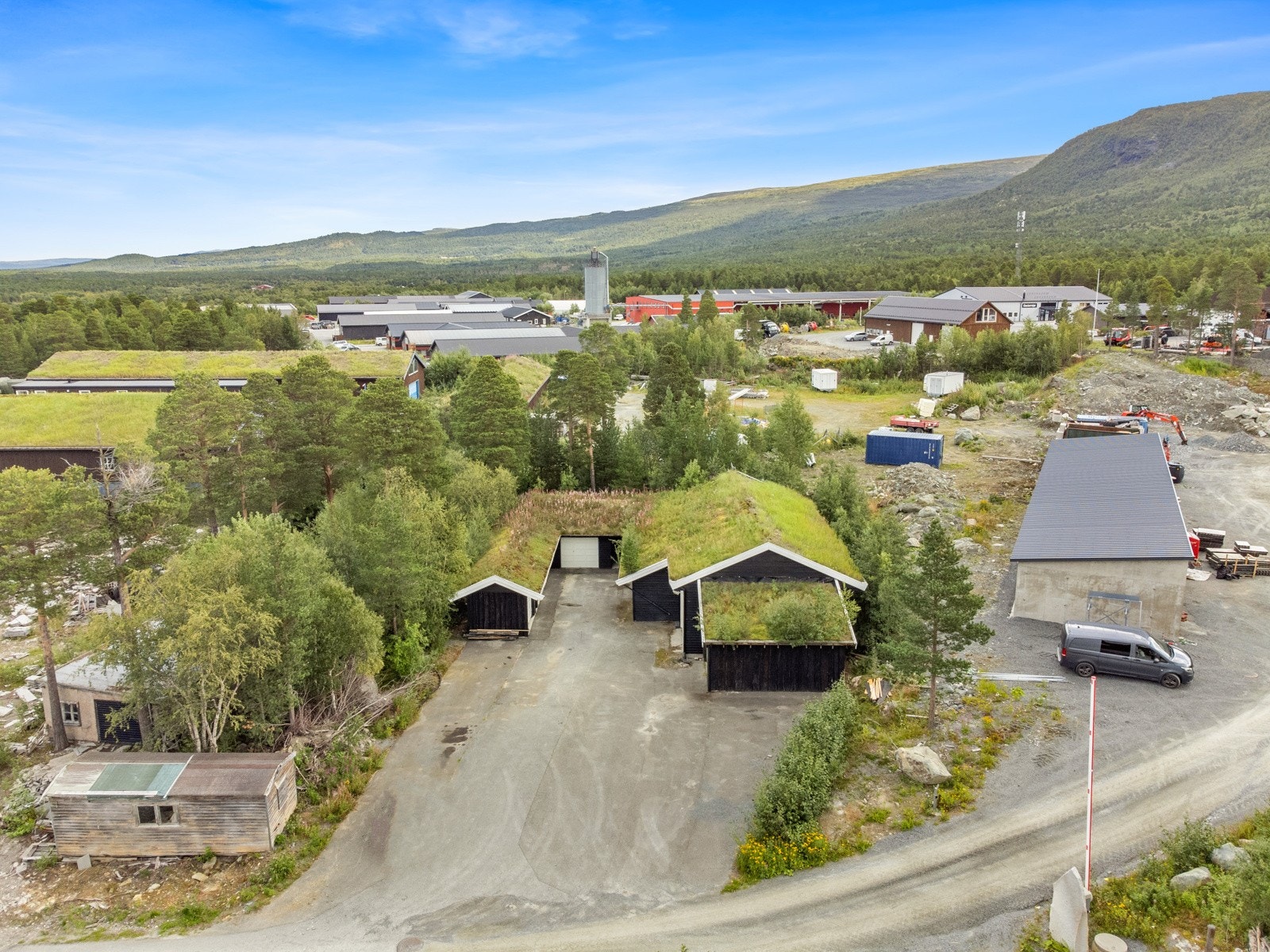 Nå har du muligheten til å kapre en praktisk kombinasjonseiendom på lndustriområdet i Oppdal. Galleribilde