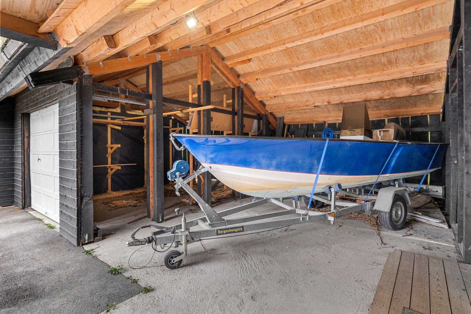 Carport på utsiden av bygning. Galleribilde