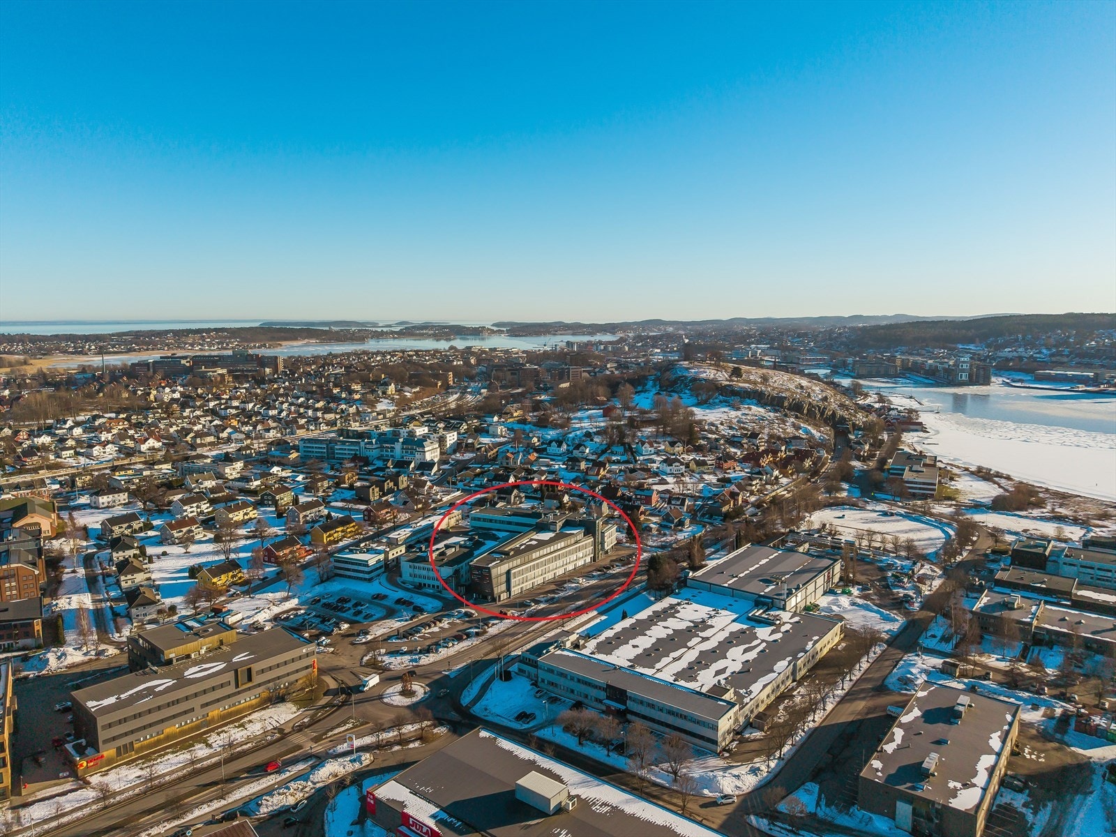 Dronefoto med eiendommen markert Galleribilde