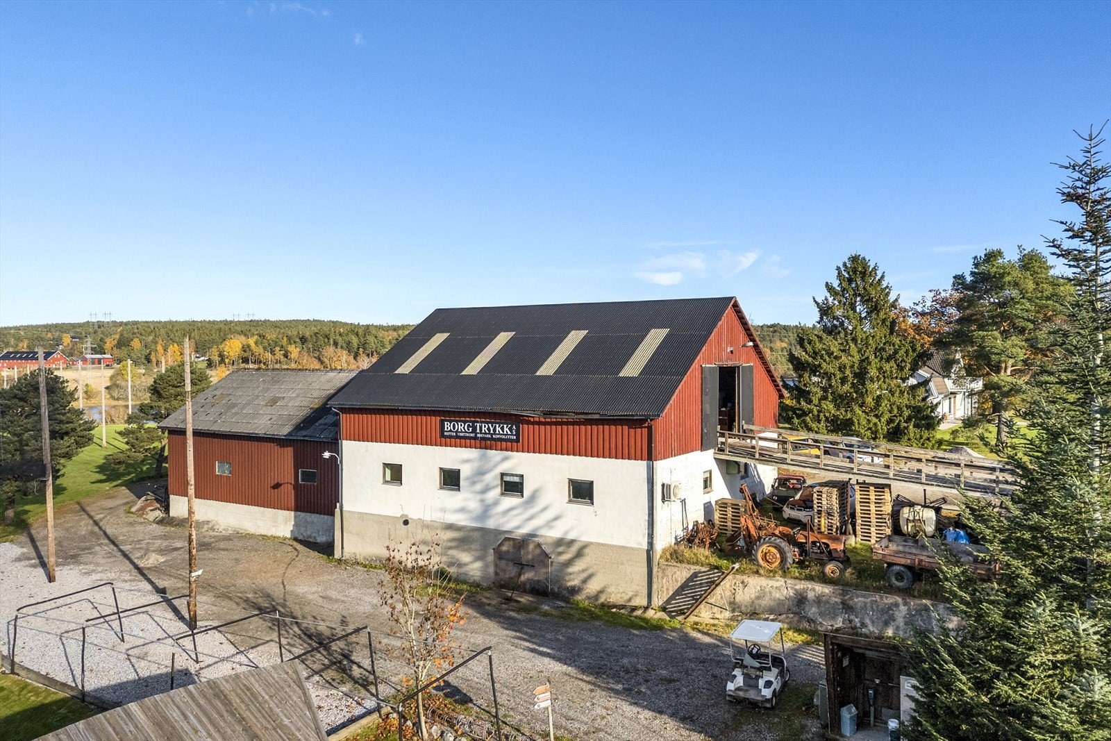 Deler av driftsbygningen har vært benyttet til trykkerivirksomhet, og ellers er det verksted og godt med lagringsplass. Galleribilde