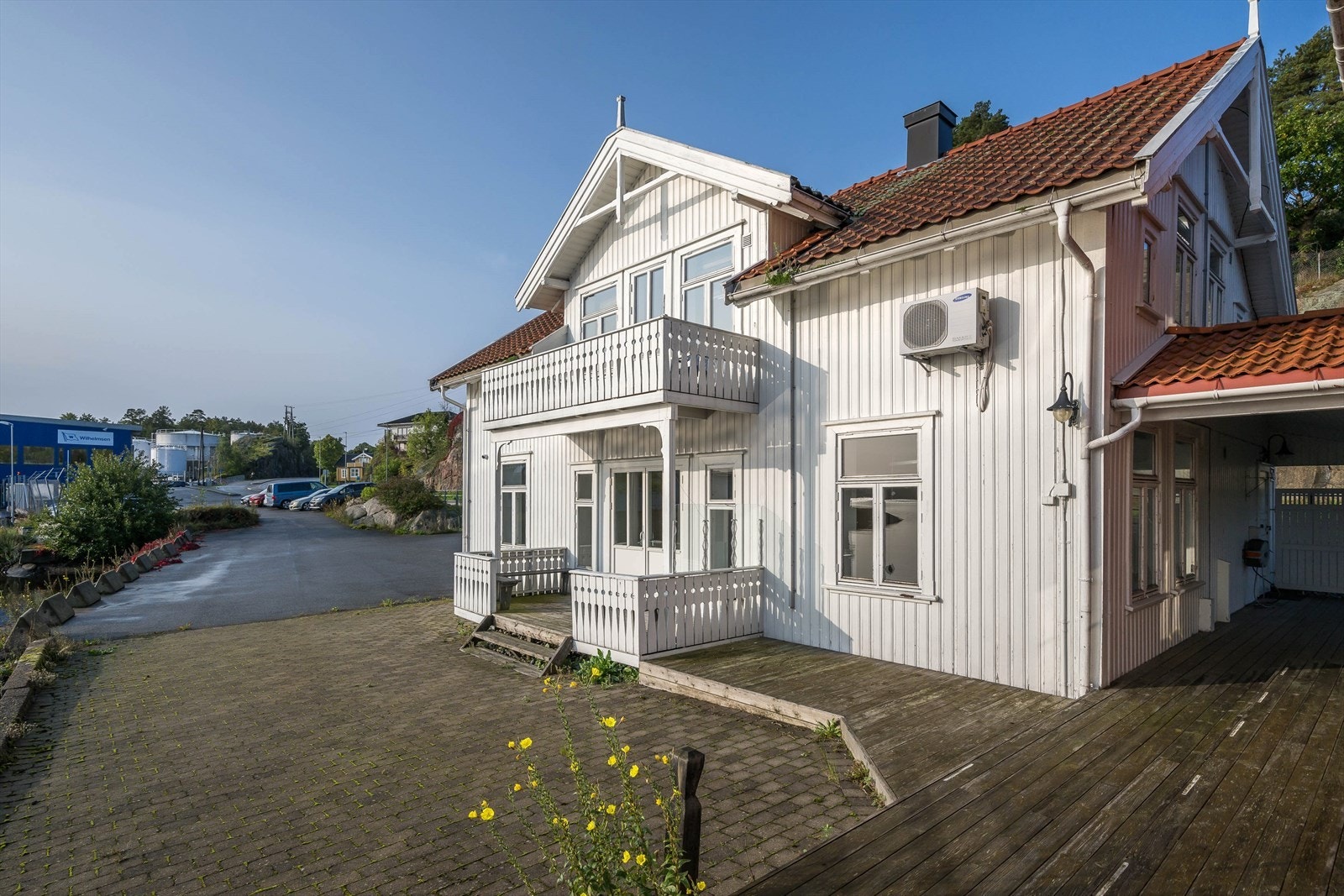 Fasade mot sjøen og parkering Galleribilde