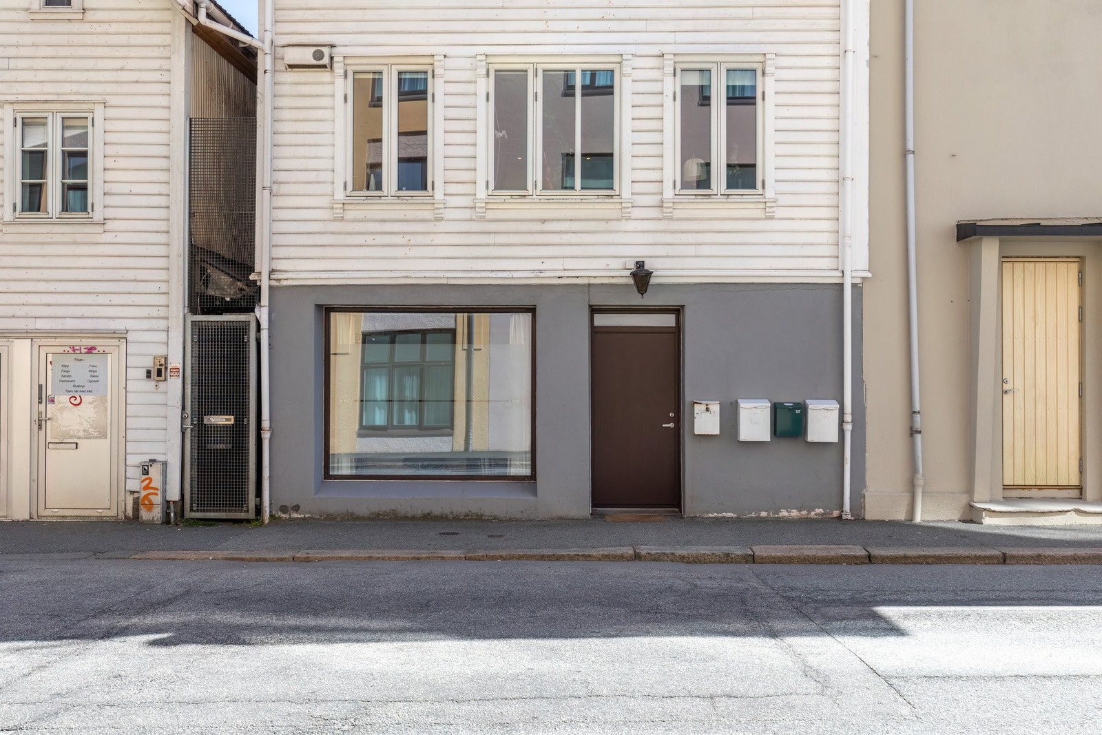 Inngangsparti med butikkvindu Galleribilde