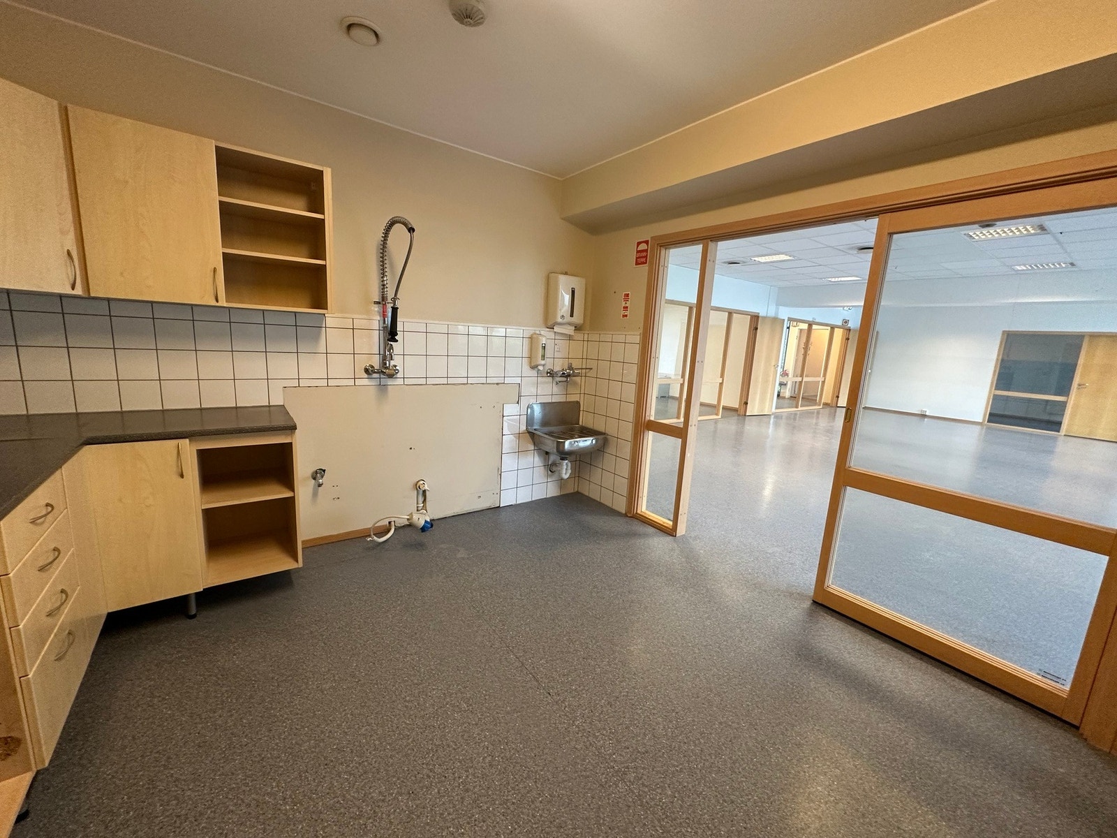 Kjøkkenfasiliteter med utslagsvask og muligheter for etablering av vaskestasjon. Tilgang til trefaset strømuttak. Galleribilde