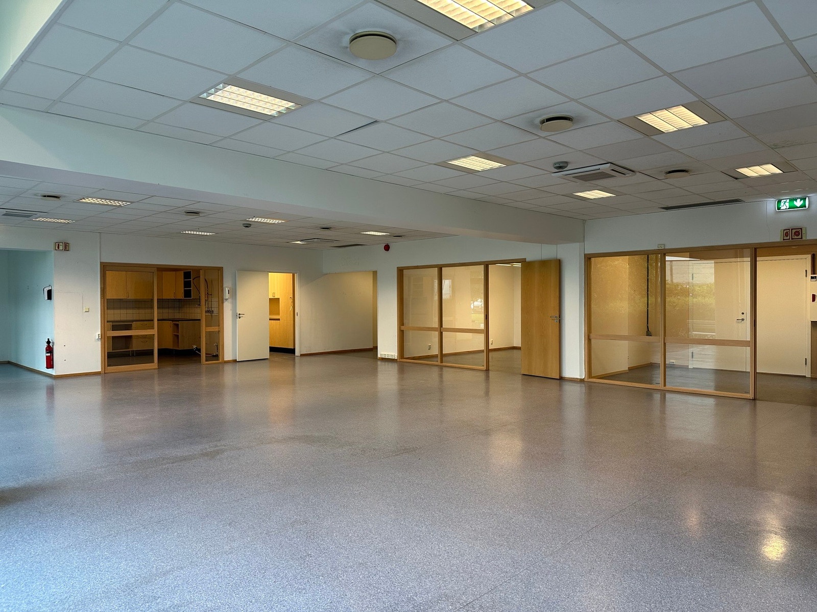 Lokalet består i hovedssak av et åpent lokale med mindre rom/møterom og funksjoner i ytterkant av åpent areal. Galleribilde