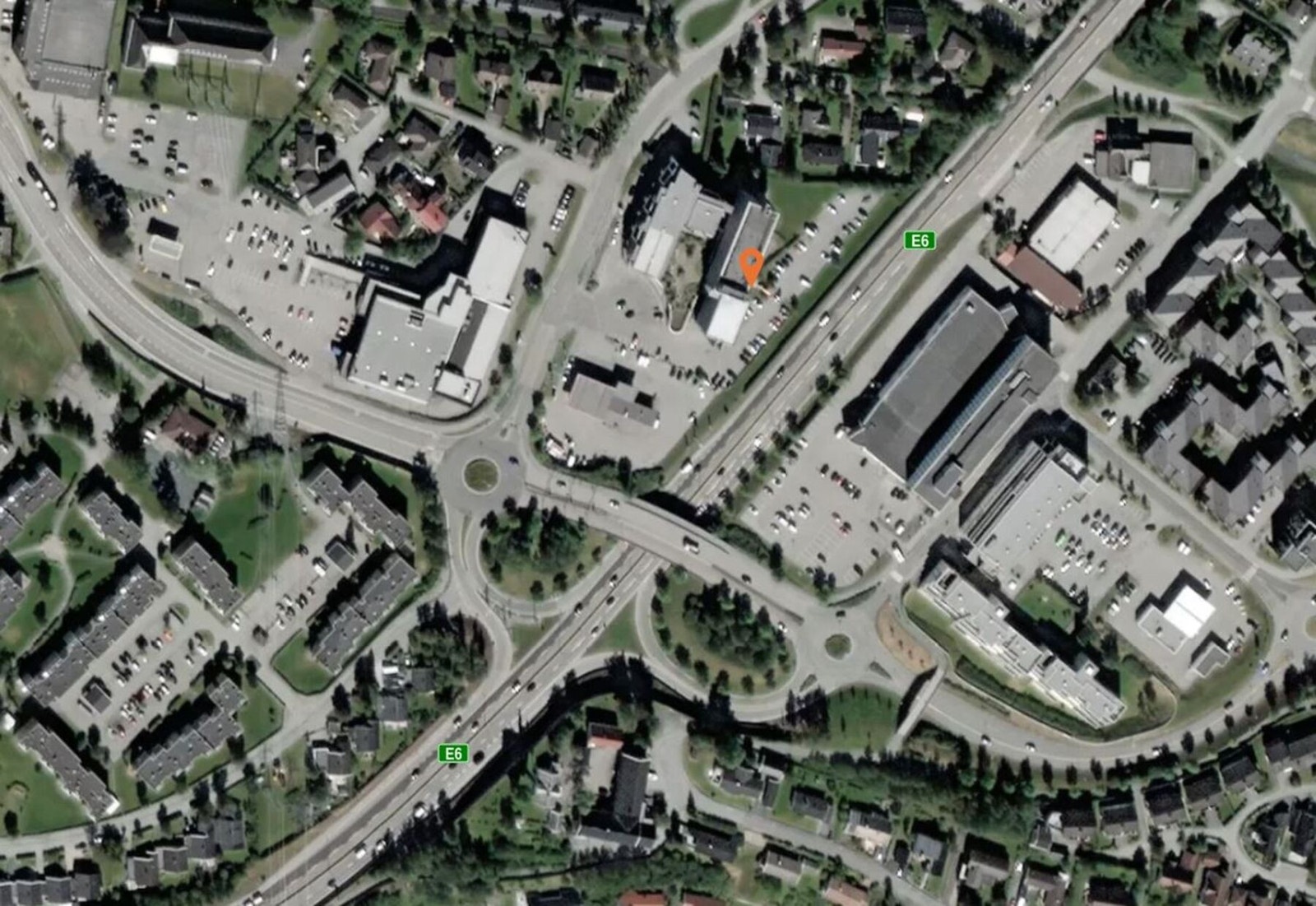 Det er en svært enkel adkomst til lokalet med både kollektivtransport (metrobuss) og bil via E6 eller Jonsvannsveien. Galleribilde