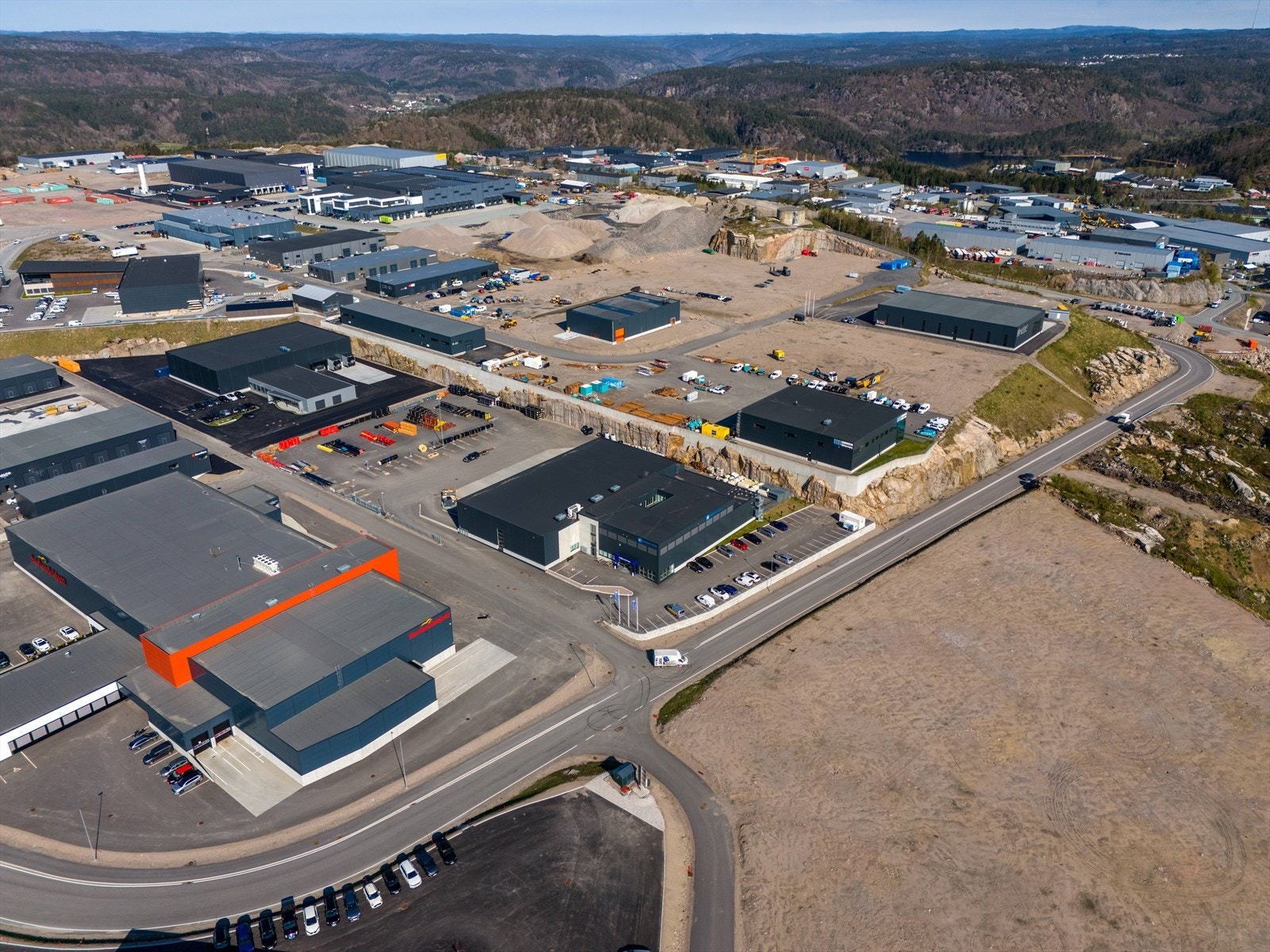 Bygget ligger på Mjåvann 3, midt i bildet - bygget har vinduer og utsikt mot sør- sørvest Galleribilde