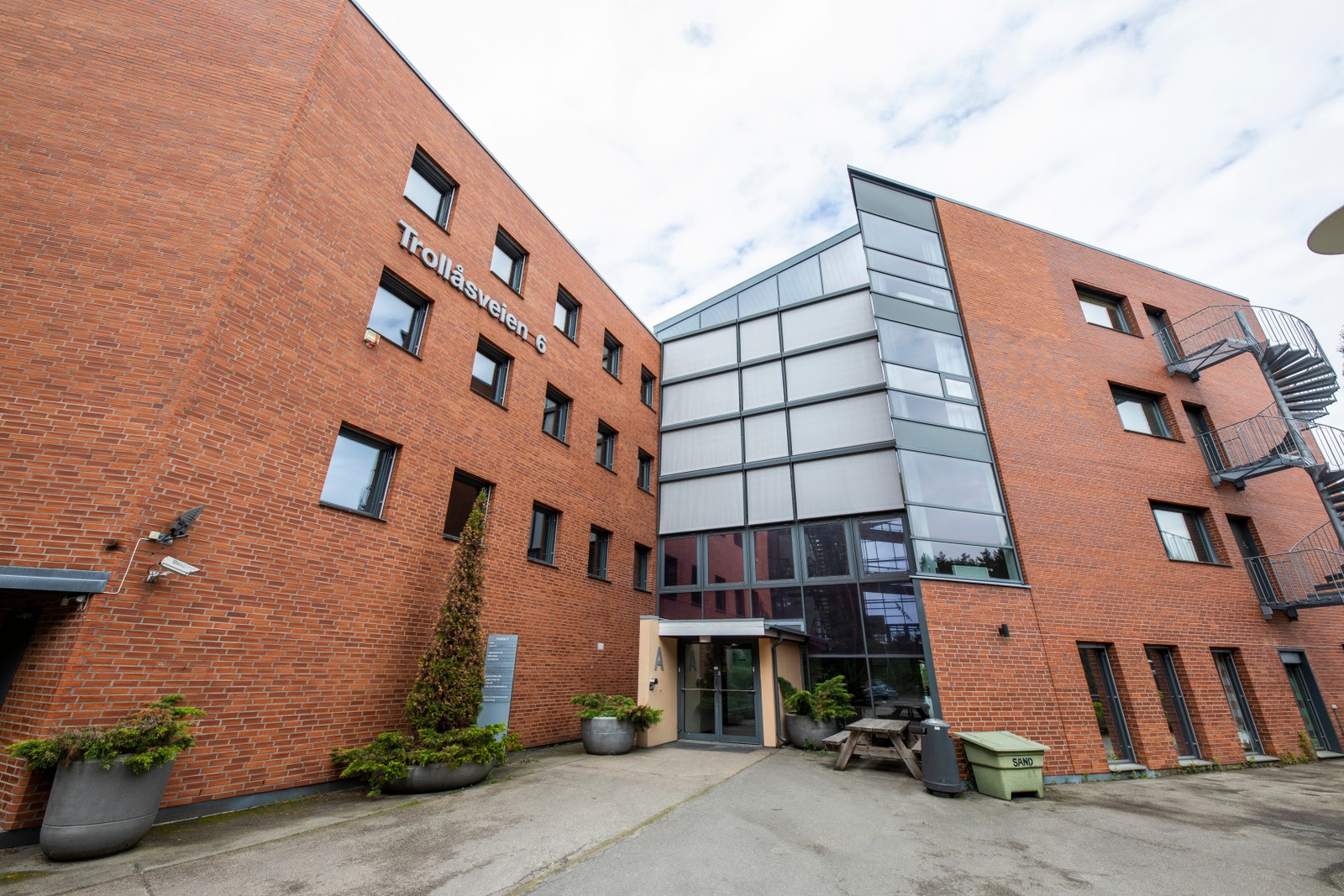 Kontorinngang hovedbygg - til kantine mv. Galleribilde