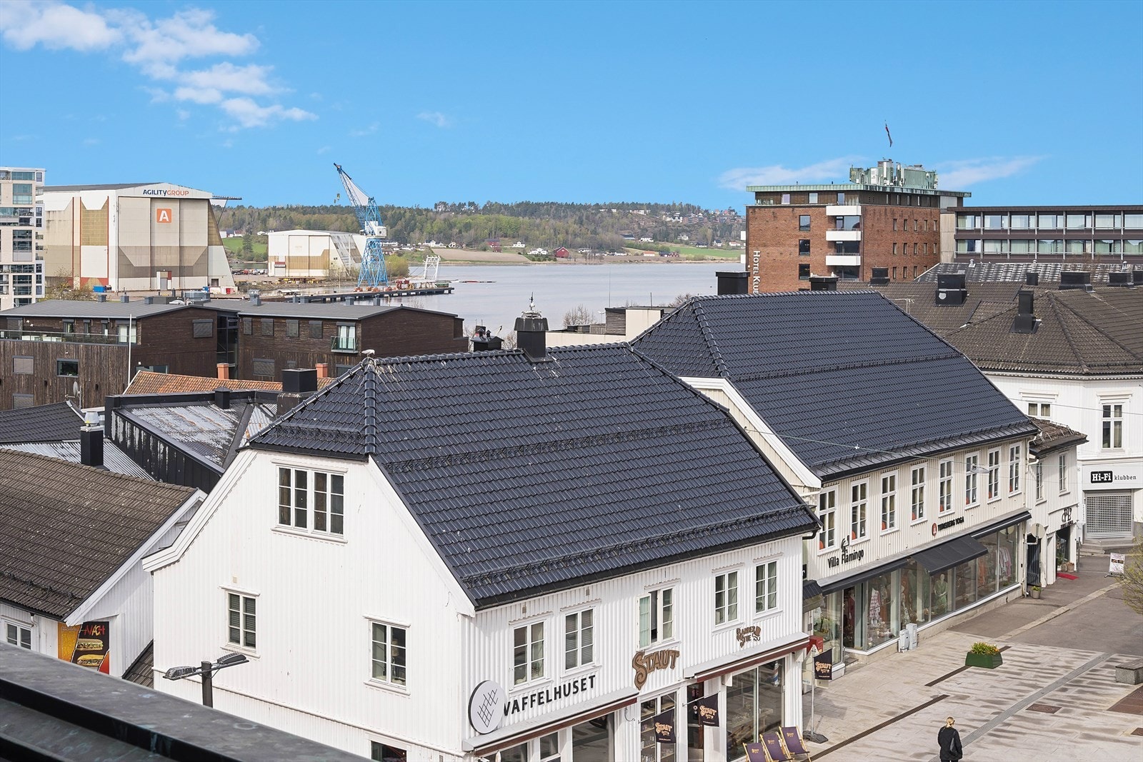 Utsikt mot byfjorden Galleribilde