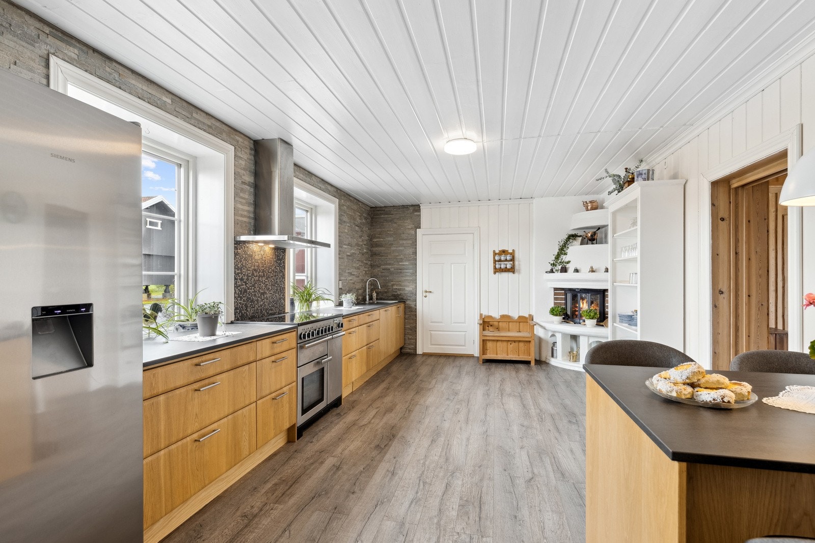 Kjøkken med medfølgende hvitvarer Galleribilde