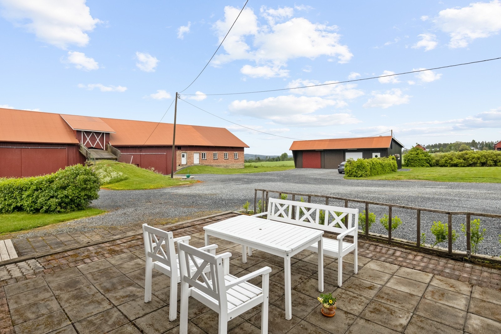 Terrasseplatting ved inngangssiden og som vender ut mot tunet Galleribilde