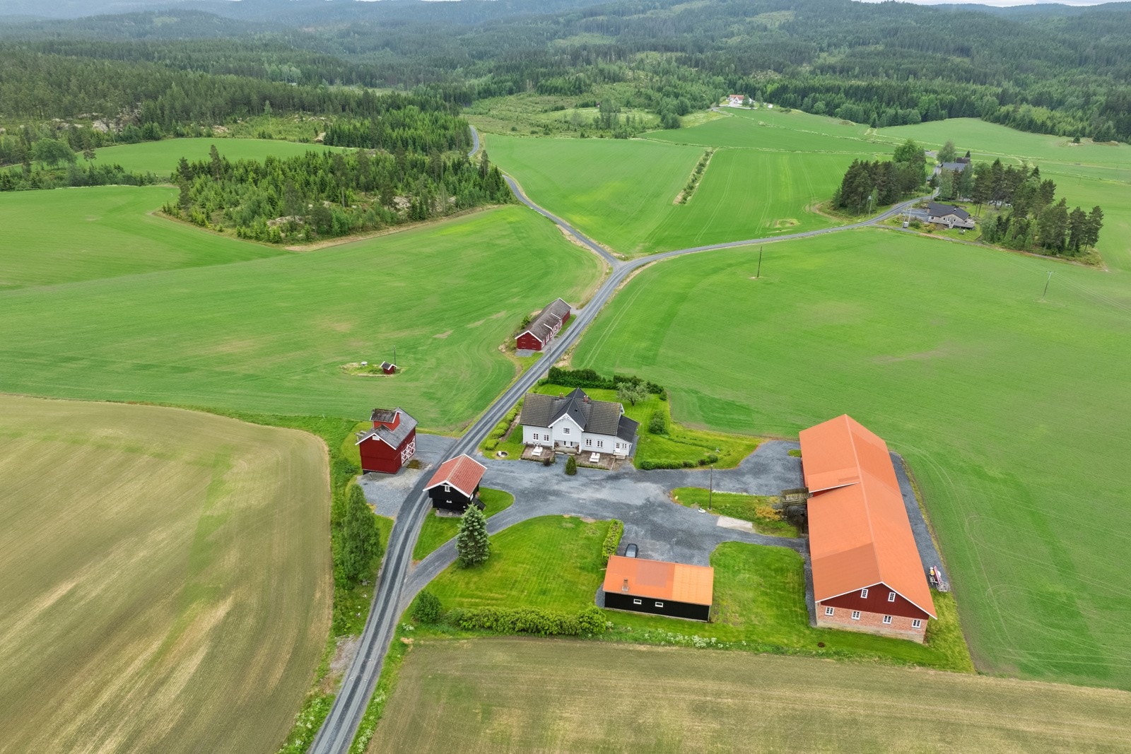 Bygningene på gården er godt vedlikeholdt, flere bygg har blant annet relativt nye tak Galleribilde