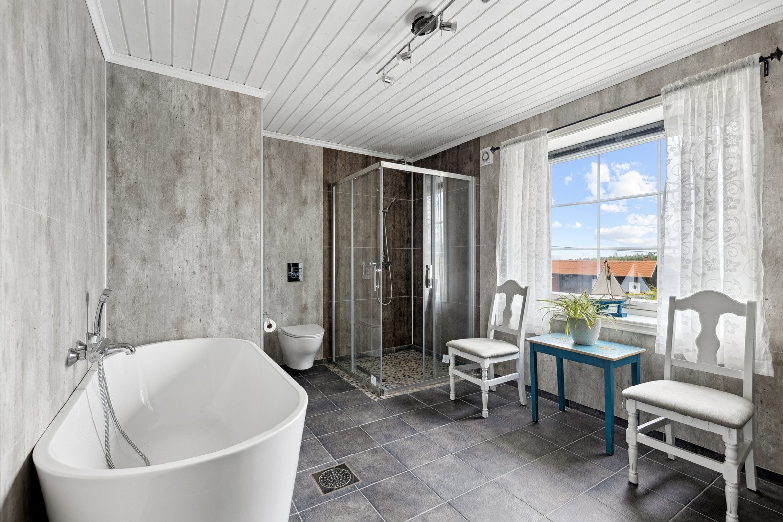 Badet i 2. etasje er av den romslige typen, og har bl.a. badekar og dusj, og en romslig baderomsinnredning. Vindu ut mot tunet Galleribilde