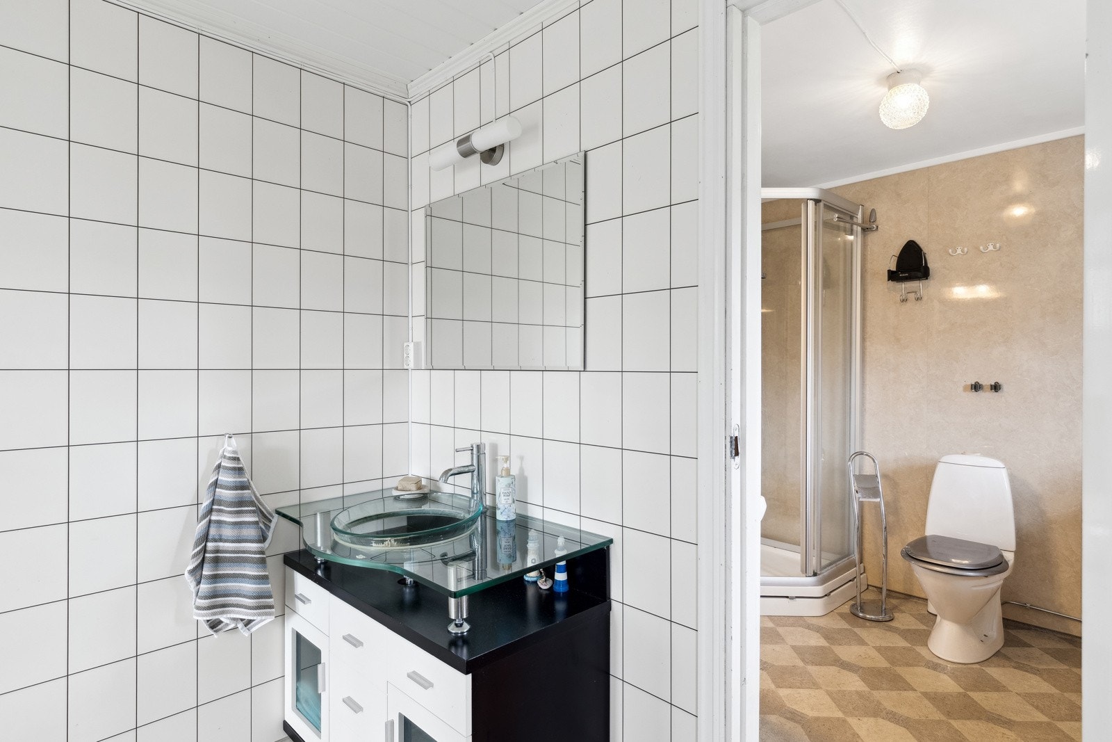 Badet i 1. etasje er et todelt rom, og har både badekar, dusj, wc og servant. Galleribilde