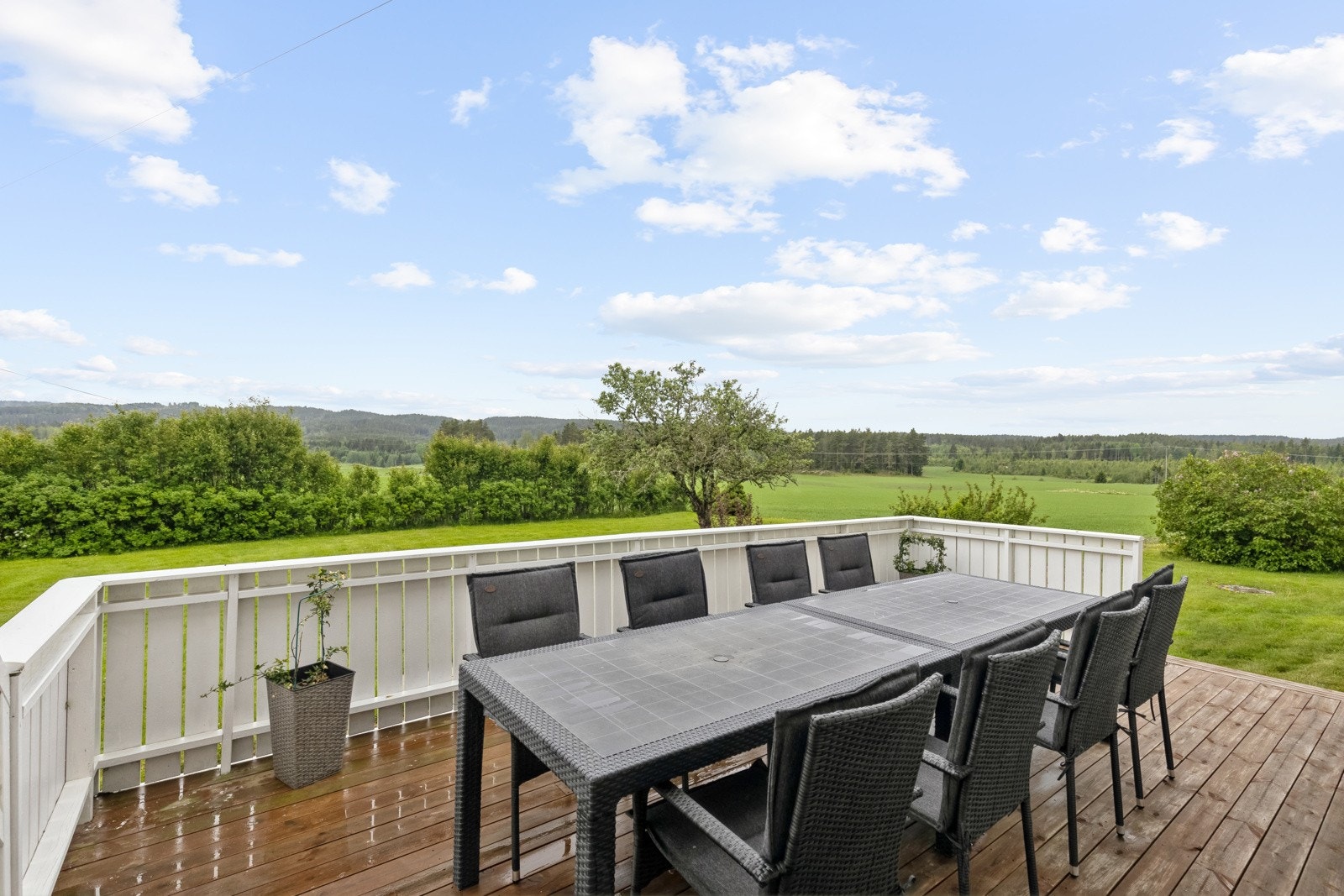 Terrasse på baksiden av huset og som vender mot syd. Galleribilde