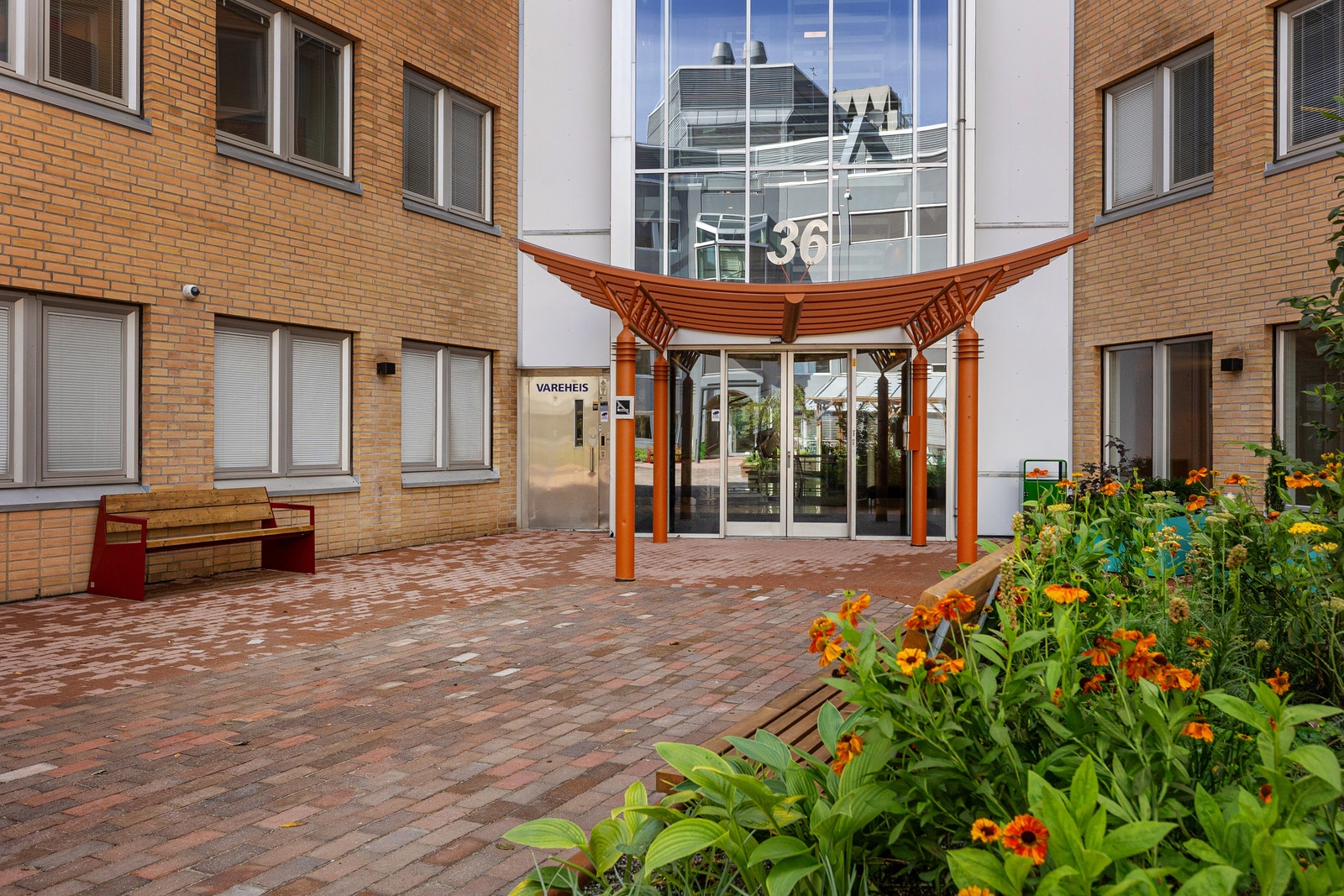 Inngang fra utetorget.
Utetorget ble oppgradert sommeren 2024 og fremstår svært delikat med flere sitteområder, sykkelparkering og tilknyttet kantinen Galleribilde