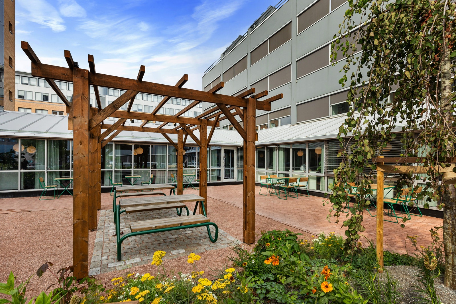 Utetorget i flotte omgivelser Galleribilde