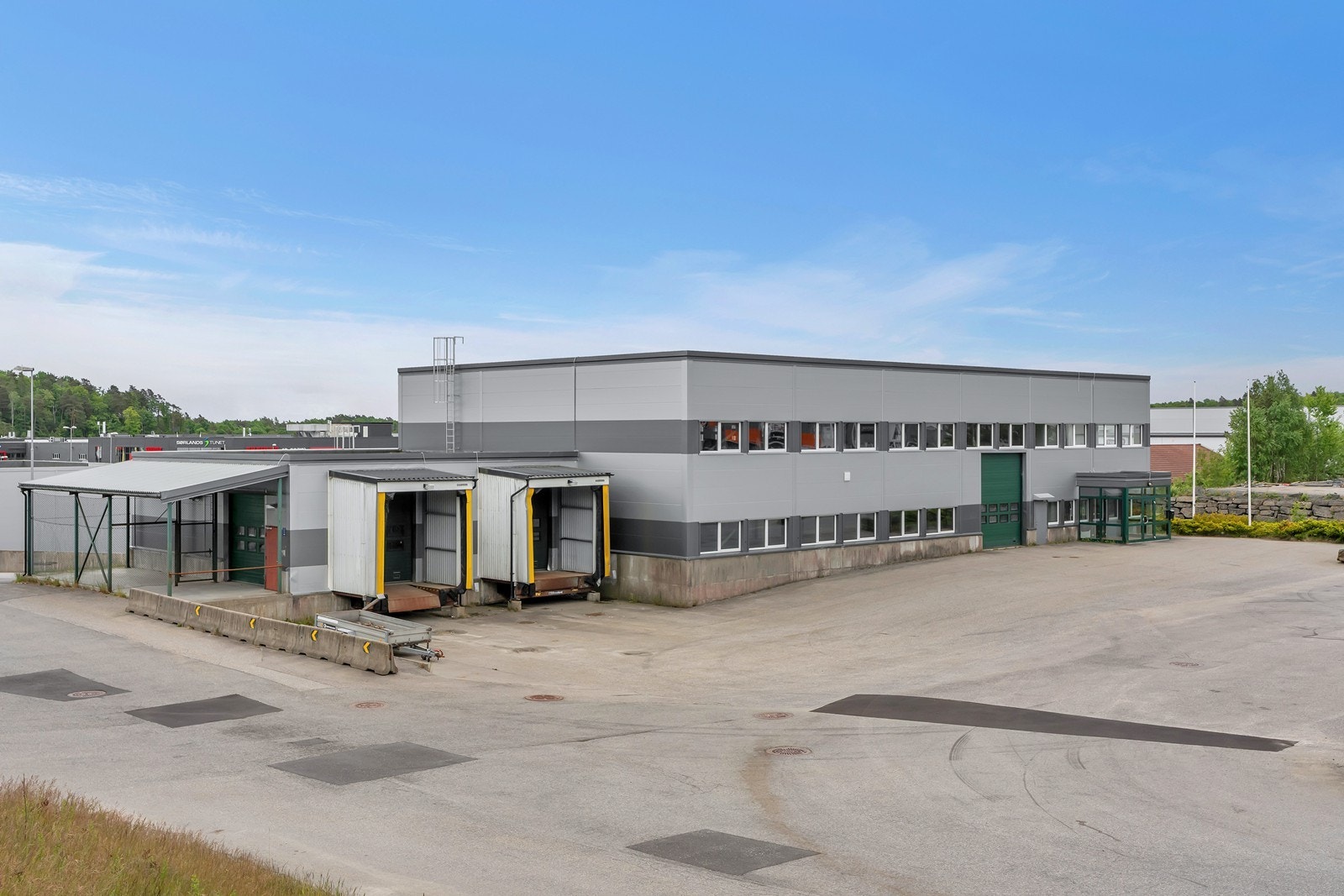 Romslig uteområde, med gode muligheter for varelevering. Galleribilde